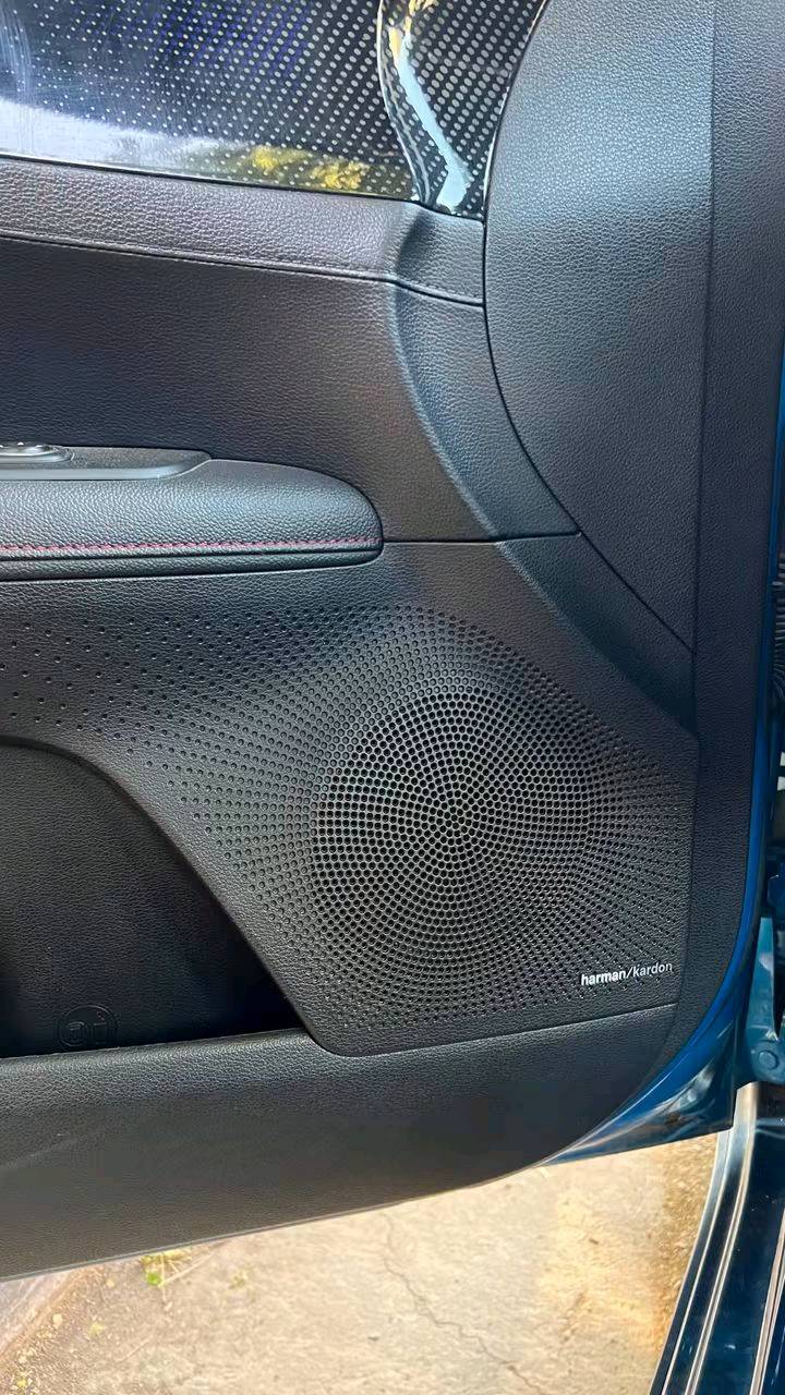 السلام عليكم
KIA FORTE  GT2023  (1600T) 
الفئة : GT اعلى فئة مواصفات واداء ماكو اعلى
الضرر : حادث مكانين بارد وصار بيهه باب خلف السائق بالعراق بعده ع وضعه بدون صبغ بدون تبديل كفالة عامة
المواصفات :
1- اربع رادارات امامي خلفي جانبي رادار
2-الحفاظ على المسار
3-رادار النقاط العمياء
4-رادار تفاعلي يتحكم بمدى الابتعاد او الاقتراب من السيارة الي امامها
5-نظاك فرملة الطوارئ (تضرب بريك بوجود اي خطر)
6-ويل حجم 18 رياضي
7-كامرة خلفية دوارة
8-كشن السائق كهربائي
9-الكشنات الامامية تدفئة وتبريد
10-كشنات جلد مع شعار GT
11-اوتو هولد
12-بريك بصمة
13-تبريد قطعتين خلفية مع منفذ شحن خلفي
14-نظام صوتي فاخر هارمن كاردن
15-شحن الهاتف لاسلكيا
16-اضاءة LED 
17-فتحة سقف
18-شفتات ستيرن رياضي
السيارة بعد بيها هواي مواصفات معروفة ال GT
ممشى السيارة 37 الف مايل
*********** واتساب 
***********
 ***********
عنوان السيارة بغداد الدوره
تگدر توضحلون أكثر: شنو رقم الفئة/الترم بالضبط للـ KIA Forte GT 2023، وهل هي وارد أمريكي لو كوري؟: 
واردامريكي
بالنسبة للحادث اللي صار: شنو الأجزاء المتضررة بالضبط، وهل انصلحت على وكالة/ورشة؟ وإذا موجود صور قبل وبعد أو تقرير فحص يفيد.: 
حادث امريكا بارد بالهلال جاملغ امامي وهلال جاملغ خلفي بدون ثبيغ وصار بيها باب خلف السائق بالعراق بعده ع وضعه 
السيارة عدّادها 37 ألف مايل، هل الممشى أصلي 100% وما بيه أي تلاعب أو تبديل عدّاد؟: 
100%
شنو وضع الصيانة الأخير: آخر غيار زيت/فلتر/فحص قير ومكينة متى صار، وهل بيها أي ملاحظات ميكانيكية أو كهربائية حالياً؟: 
كير مكينه مكفول
غير بغداد الدورة، إذا تريد تحددها أكثر: بأي منطقة ممكن المعاينة؟ وهل السعر قابل للمساومة أو ثابت، وتقبل فحص قبل الشراء لو لا؟: 
السعر قابل للتفاوض بعد الفحص والمعاينه