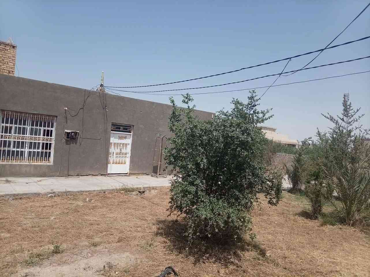 البيت طابو زراعي للبيع 
حي المنصور نزلت علوة السيد
***********
السعر 85مليون
مساحة 600متر مع السياج مع قطعه يصبح  1200متر  3غرف صاله ومطبخ وحمامات داخلية وخارجيه البناء طابوك الساس كونكريت مسلح العكادة طابوك حديقتين نقطة مهم واجهت البيت ٣٠@@
