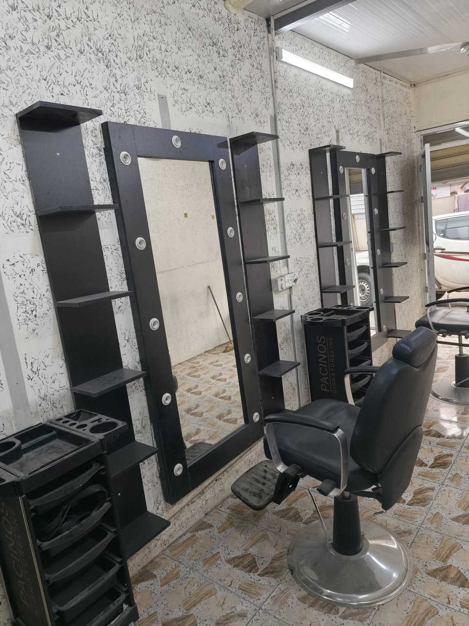 السلام عليكم ادوات حلاقه للبيع گبال عينك كله جديد والكراسي اخو الجديد مستعمل قليل الشراي خل يتواصل ويايه ع هذا الرقم  العنوان حي الشباب وبيكم خير وتدللون ***********
