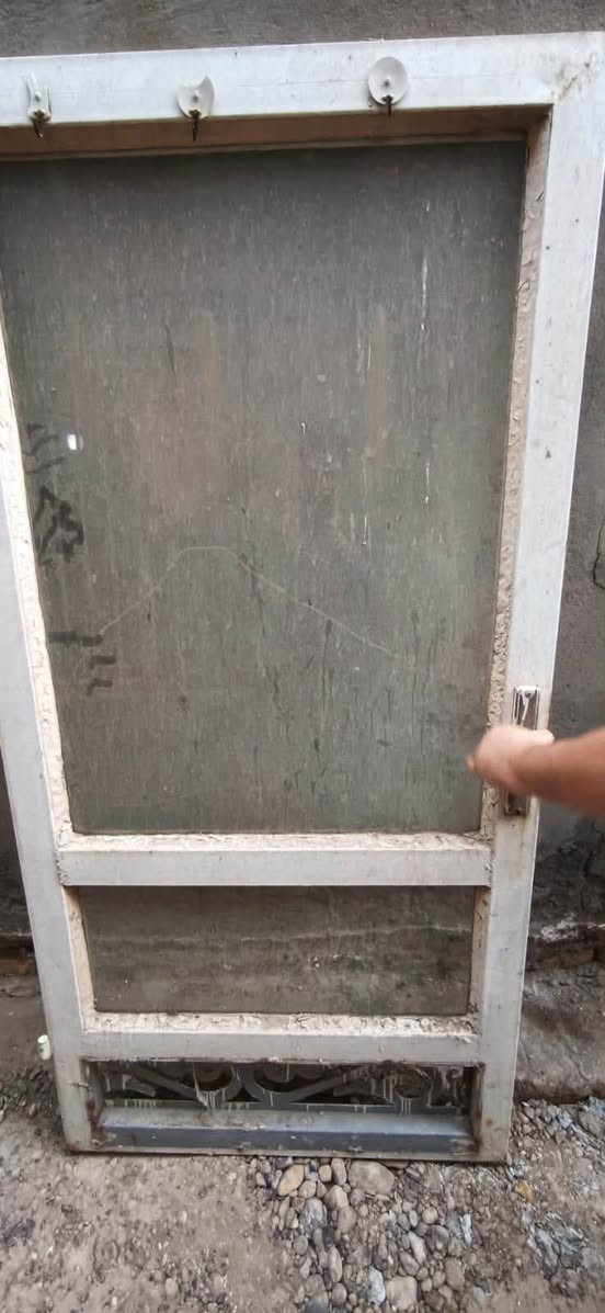 جام خانة محل او مكتب مستعملة نظيف مع زجاج كامل الطول 3متر والعرض 3.20سم 
السعر 150 
الموقع بغداد الصليخ الجديد السوق الشعبي***********
