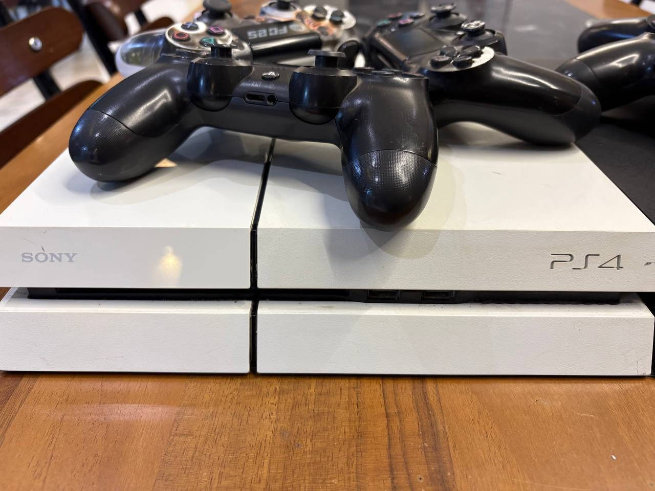 السلام عليكم.. ps4 فات عدد اثنين
تحديث 14:00 مامهكرات والاجهزة مفتوحة 
مع 6 يدات تحكم 
السعر 450 الف الجهازين
متواجد على الماسنجر.. او الاتصال ***********
مكاني واسط/الكوت 
توصيل متوفر شركة الوسيط
