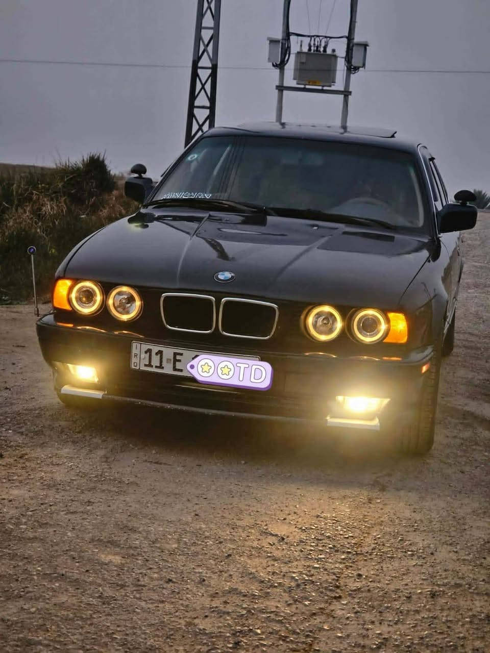 سياره BMWحجم525محرك
520 اصل وفصل
تخم تاير جديد حداديه جديد
كير محرك خير من الله 
منظومة غاز مع كارت المنظومه
تبريد شغال
سياره بأسمي لل2029
رقم بغداد الأنكليزي تتحول بأي محافظه موديل 1991 ***********
