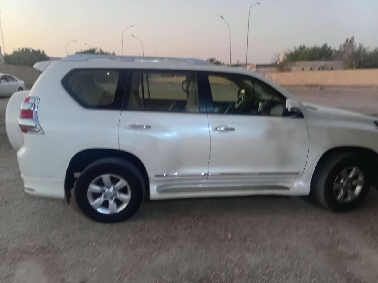 برادو ابيض موديل ٢٠١٧ خليجي رقم بغداد مكفوله كفاله عامه  عدا رصعى في باب الصندوق السياره فئهTXL السعر  32 الف دولار يعني ثلاث دفاتر وعشرين
وبيهه مجال للاستفسار موبايل *********** مكان السياره الرمادي
