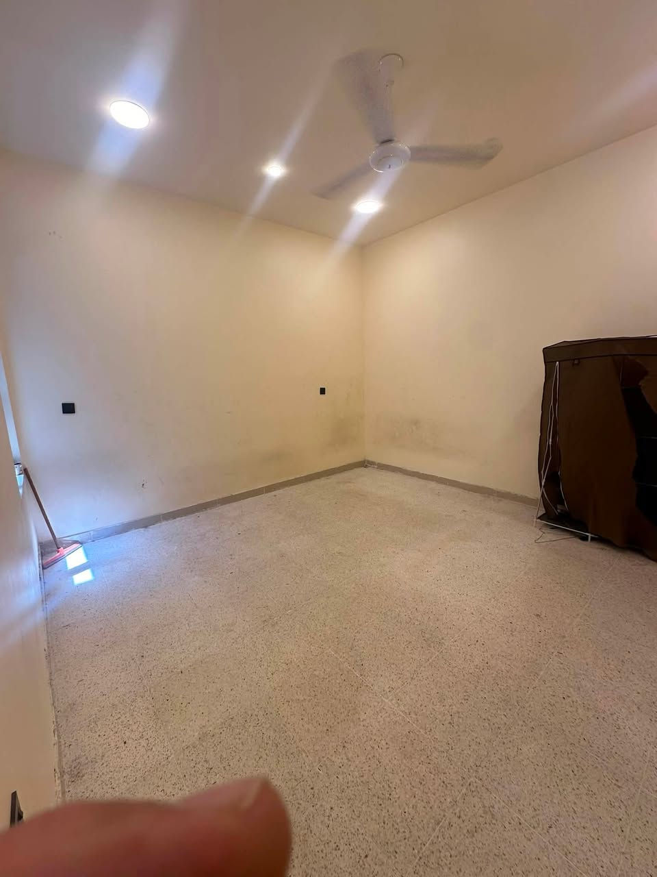 يتوفر بيت طابق اول اجار طلاب او طالبات 100 متر بناء حديث معزول درج خارجي  شارع الجنابي بالقرب من جامعة الفرابي استفسار ***********
