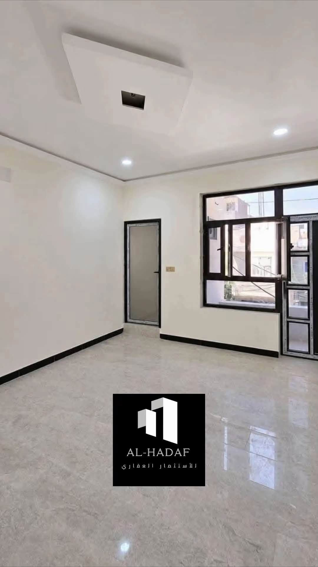 دار للبيع- بناء حديث درجه اولى
(المساحة: ٨٥ متر) الواجهه 4.25م والنزال 20م
(الموقع: حي البنوك مربع الكنيسه نافذ على سوق الميثاق 
يحتوي على:
-مدخلين
♦️الطابق الاول يحتوي:
-غرفة نوم
-استقبال
-مطبخ حار وبارد
-ممر
-ترك
-صحيات
 
♦️الطابق الثاني يحتوي:
-غرفتين نوم +صحيات عدد 2
مواصفات البيت 
-واجهة مرمر
-أرضيات مرمر
-سنة البناء 2026 غير مسكون

الشركة مجازة رسمياً من غرفة تجارة بغداد.
***********
