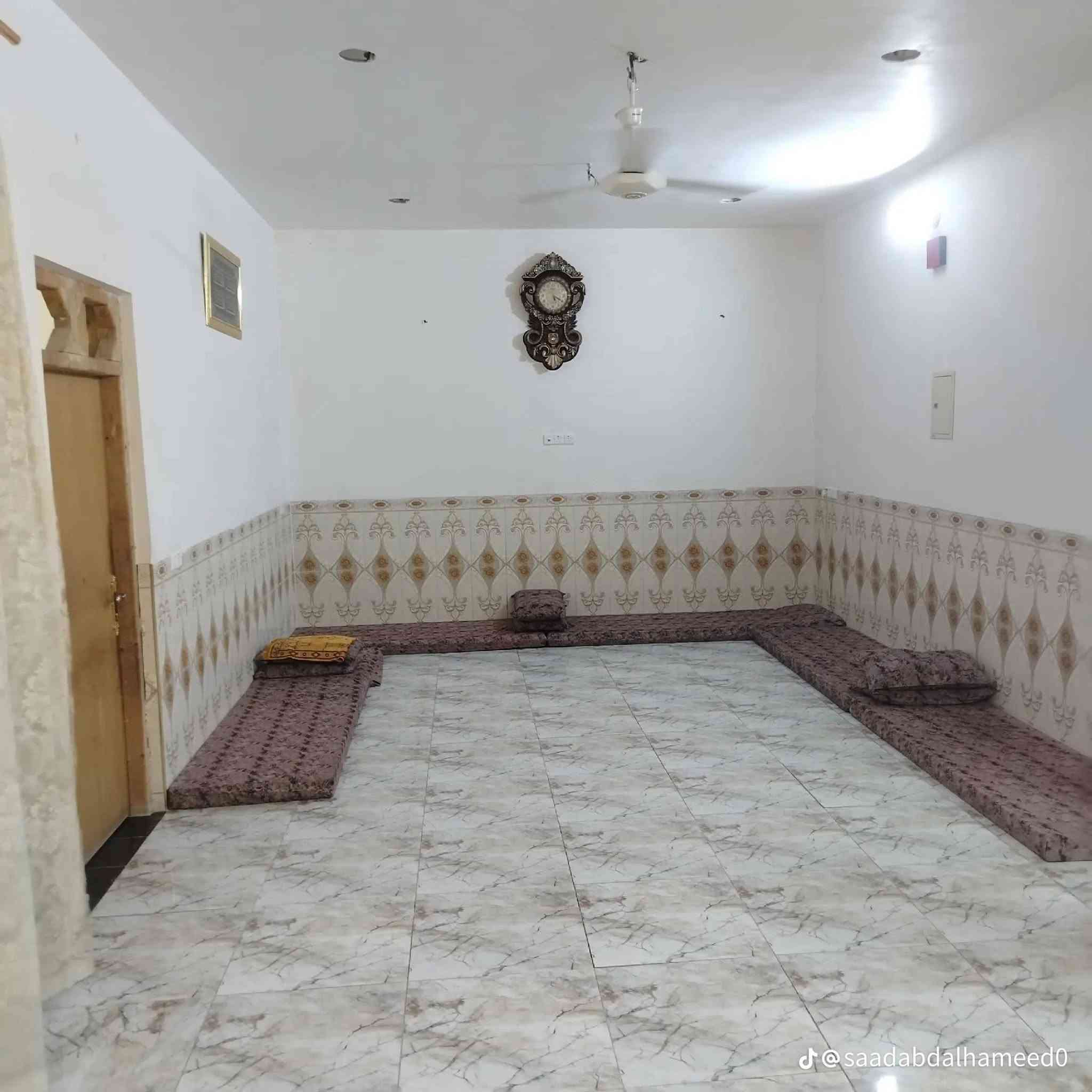 للبيع
بيت 250متر للبيع
العنوان/الفلوجة حي الجغيفي الثانية
خلف سياج المقبره مجاور جامع برالوالدين
التفاصيل:5غرف نوم وصالتين ومطبخ واستقبال
وحمام عدد2 ومنور عدد2
ارضية بورسلين،
نقص واجهية ما مشتغليها
وجه 12 ونص متر
نزال 20 متر
بناء سنة: 2020
طابو زراعي صرف تحويل مباشر
شارع 10 متر
السعر/ 135 مليون وبي مجال
لتواصل خاص او الأتصال على الرقم ***********
