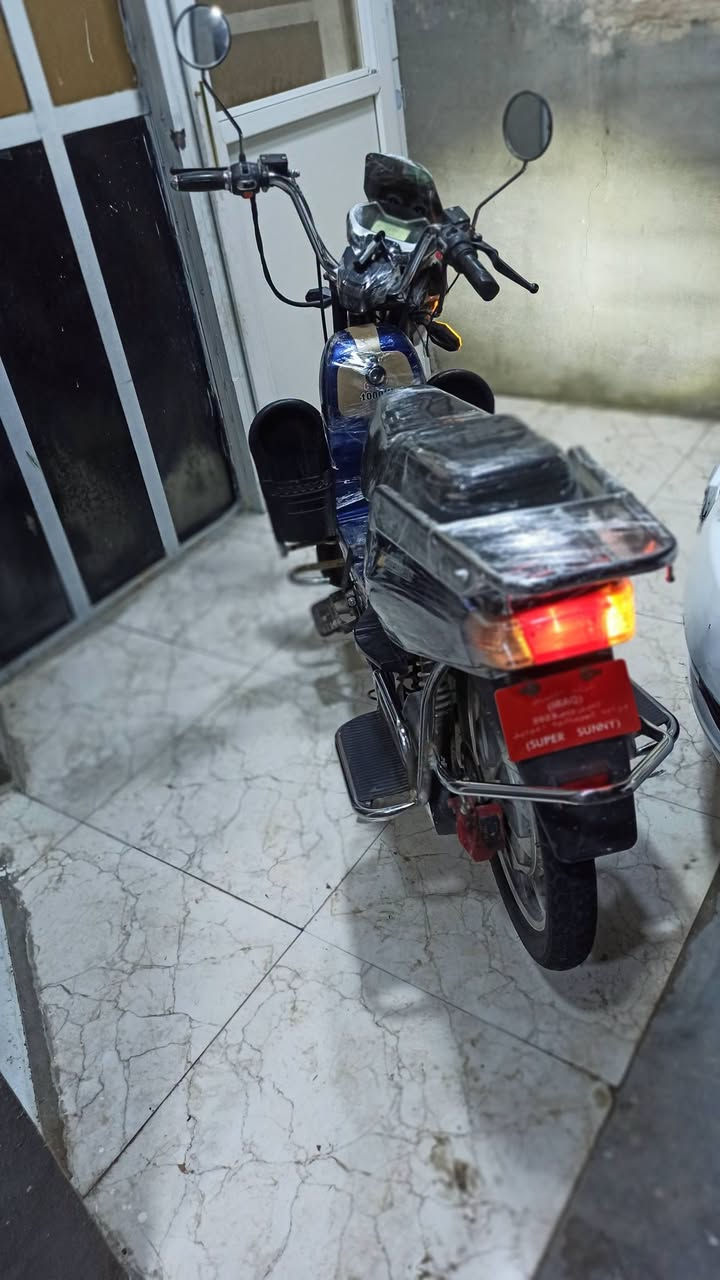 دراجة هارلي للبيع
دراجة موديل 023 (الاخوين) بعدهي جديده ونظيفه كهربائياتها كلها شغاله جاهزه بس تركبها! ماشيه 10.400تقريباً يعني مال (دكتورة من العياده للبيت!) بطاريات جديدة قبل اسبوعين بدلتهن ع الفحص  الدراجه حلوه! 

سعرها ٢٢٥ الف دينار عراقي! وبيها مجال بسيط شگد ما أگدر!
موقعها الرمادي!!

تفاصيل اكثر ***********
