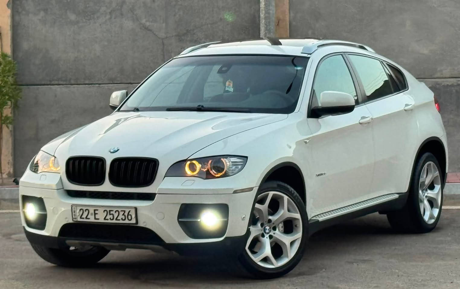BMW X6 2012 N55 XDrive للبيع او مراوس
خليجي شركة العروش 
مكفولة من الصبغ و الضرر 
دعاميه صبغ فقط الباقي مكفول 
المواصفات فول : 
- محرك حجم ٦ سلندر / N55 المرغوب 
- فتحة سقف SunRoof
- داخل لون احمر مطعم بصاج
- كشنات جلد + تحكم كهرباء 
- كشنات خزن Memory
- مري شفط كهرباء
- بردات ابواب 
- شاشة وسائط 
- 3 كاميرات 
- حساسات اصطفاف
- صندوق كهرباء
- سستم صوت HarmanKardon
- هاند بربك بصمة
- سيدي جينجر
- شفتات ستيرن تبترونك
- قطعتين تبريد و منفصل
- ويل حجم 20 تو سايز
نصبتها كلش حلوة و بالواقع احلى من الصور 
مابيها نقص. صفر مسج
محرك و كير مكفول و التبريد ثلج 
عنواني بغداد / الكرخ 
***********
***********

