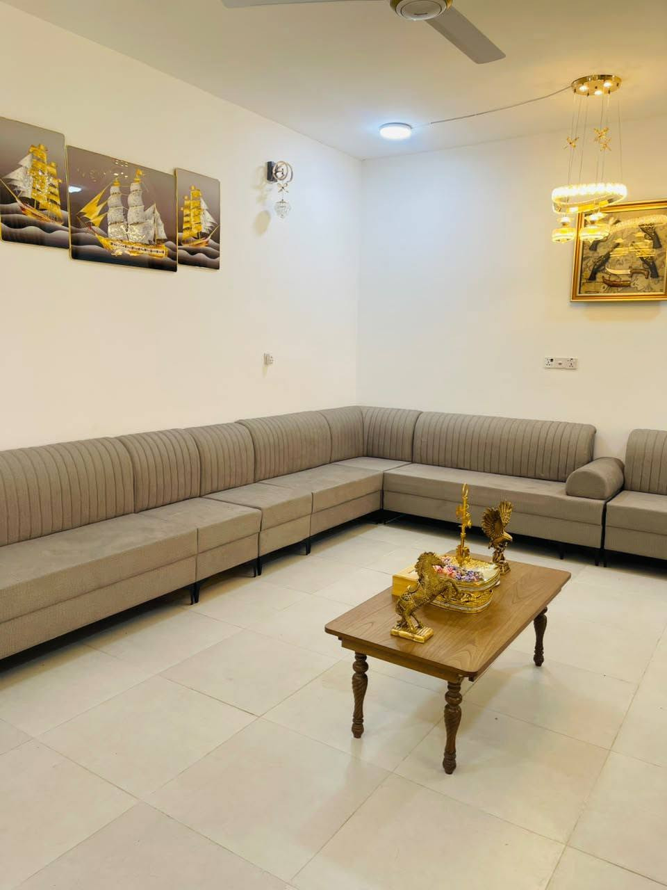 بيت للإيجار في مجمع الزهور السكني
🔹 البيت مؤثث بالكامل
🔹 جاهز للسكن فوراً
📍 الموقع: مجمع الزهور السكني – خلف جامعة السراج 
💰 الإيجار: يُحدد عند التواصل
📞 للاستفسار والتفاصيل: مراسلة الصفحة أو الرقم ***********.
