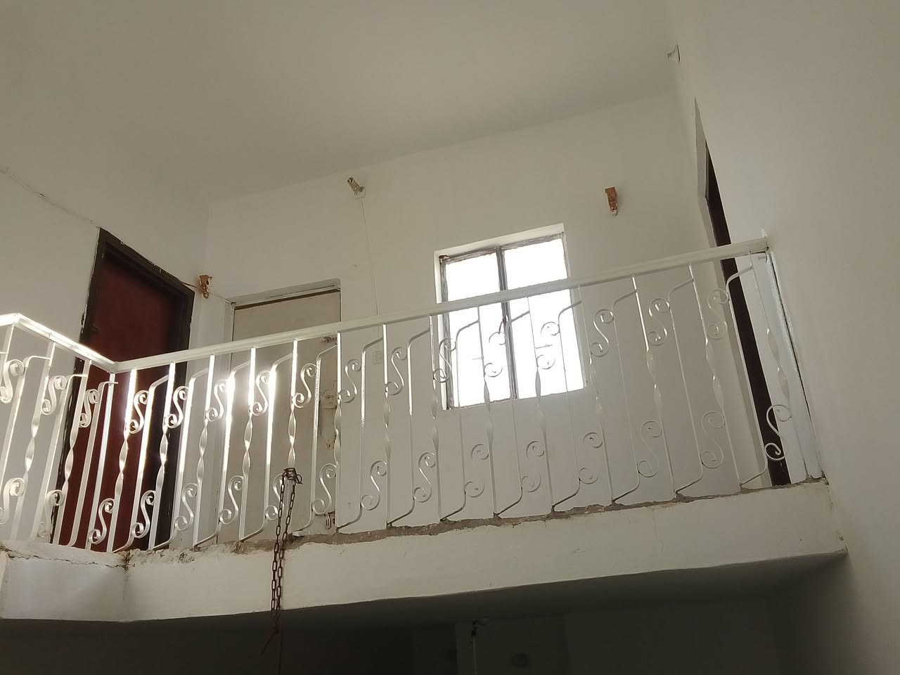 دار للبيع المساحه ٢٣٥قاطين الاول يتكون من2غرف نوم وصاله ومطبخ استقبال ومجمع صيحات داخليه وصحيات خارجيه وطابق الثاني يتكون من غرفتين نوم الموقع بهرز فرع بيت زهيده خلف جمعيه النقاء للاستفسار اتصال على الرقم ***********
