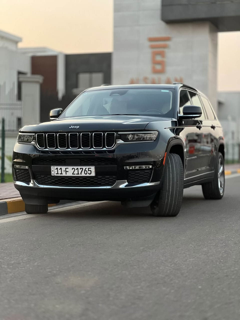 جيب  كراند شيروكي  لون اسود 2021 لمتد L .خليجي
7   راكب
وكالة هارلم السيارة حيل جديدة 
المحرك : V6.  3.6L 
العداد :  41 الف  كيلو متر حقيقي
اللون : اسود 
الرقم : بغداد بأسمي تحويل ثاني يوم
سيارة جديدة على وضع الشركة  
مكان السيارة: البصرة  حي الخضراء
المواصفات :
* دفع رباعي 4x4 . 
* رادار امامي مع مانع تصادم . 
* تحذير الخروج عن المسار . 
* تحذير النقطة عمياء  .
* ويل قياس 20 انج .
* سقف بانوراما . 
*دشبول دجتل مع شاشه بمواصفات عاليه
* شاشه كبيرة 10.1 انج . 
* نظام الخرائط (GPS) .
* كاميرا داخلية محيطيه  360 درجه  . 
* كاميرا خلفية . 
* المصابيح الأمامية زنون .
* كشافات الضباب زنون .     
* تشغيل عن بعد .
* صندوق كهربائي .
*شفتات بالستيرن.
السيارة مغلفة ppf  بالكامل  من شركة دايتك 

كفالة عامة  ما عدا  بارد بالجاملق الامامي  اثر طخه باب بسيطه  وصور الطخه موجوده عندي  

*الگير ماوس مع وضعيات قياده متعدده.
* مقصورة الركاب من الجلد الفاخر .
*تطعيم الدشبول والابواب صاج ملكي.
* حفظ وضعيات الجلوس (ميموري) . 
* المقاعد الأمامية كهربائية .
* المقاعد الأمامية تبريد وتدفئة .
* المقاعد الخلفية تدفئة .
*سايد بريك بصمه.
*فول تحكمات ستيرن امامي خلفي.
*عشره  ايرباك بالدشبول ولتكم ولكراسي
* سستم صوت Alpine . 
* انارة داخلية LED . 
* حساسات خلفية . 
* 7 راكب .
* مكيف خلفي مع وحدة تحكم منفصلة . 
* تدفئة ستيرن . 
* مرايا متحسسه للضوء العالي . 
* مانع تصادم خلفي .
* بلوتوث تلفون . 
* محدد سرعة . 
* نظام التشغيل والاطفاء الاوتوماتيكي ( Auto Start System ) .
* نظام بريك اوتماتيكي ( Auto Break System ) .
*وبقية المواصفات المعروفه
بانزين محسن والدهن درجة اولى من وكالة موتل 
اسف على الاطالة
العنوان البصرة 
للاستفسار  اتصال وواتساب
السعر  325$ بيها مجال   بسيط  
حيل جديدة  
***********
