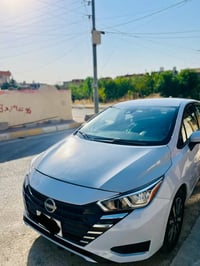 نیسان ڤیرسا. 2024 sv رەنگ چیمەنتوی  سونەرەکەی دانراوە  سەیارەکە پاک ما...