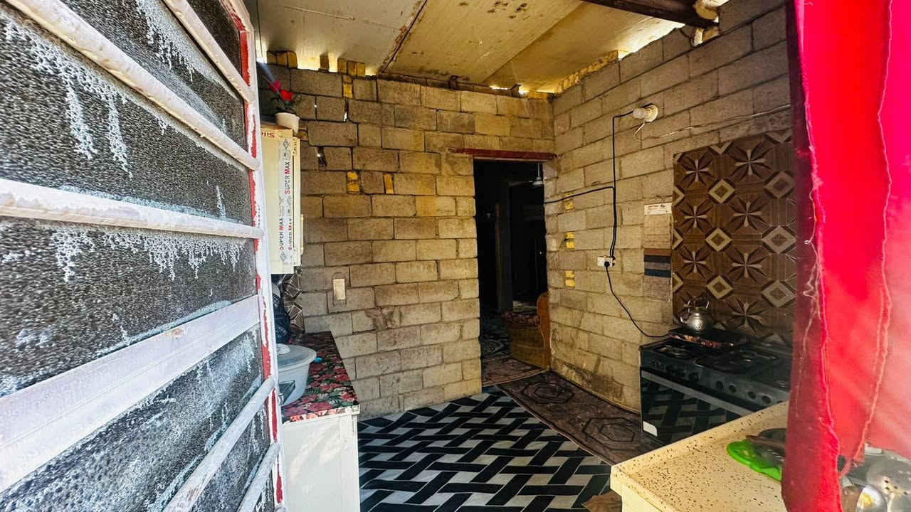 السلام عليكم بيت مساحة 115 متر بسعر مناسب جداً 13 مليون وبي مجال
بيت متكون من غرفه نوم 5×4 و صاله و مطبخ و منور وحمام داخلي و صحيات خارجيه  الأستقبال ما مبنيه البيت بناب بلوك وسقف عكاده و المطبخ سندويج الأرضيه صب الموقع الزنابره نزله الفرن البيت زراعي سند 25 

‏‪***********‬‏
