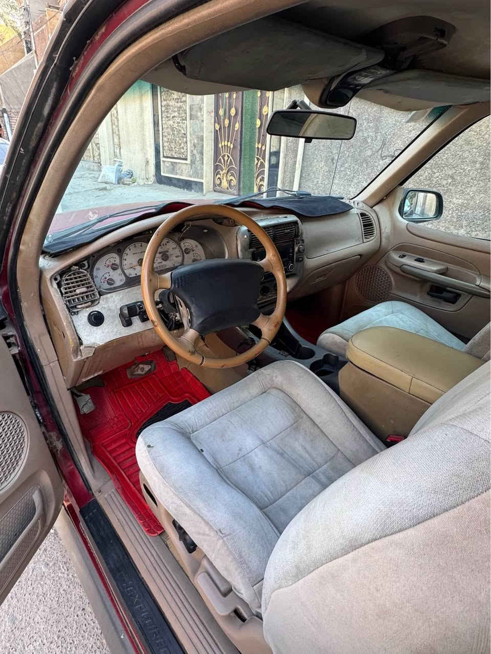 السلام عليكم 
بيع فقط بدون مراوس فورد اكسبلور 2001 للبيع تك باب رقم انگليزي هزة جديدة تحويل مباشر كير ومحرك ياباني 2500 تخم تاير جديد باتري جدية سيارة شغل واطلع محرك بي تبخير بغداد حي اور *********** بغداد, العراق
