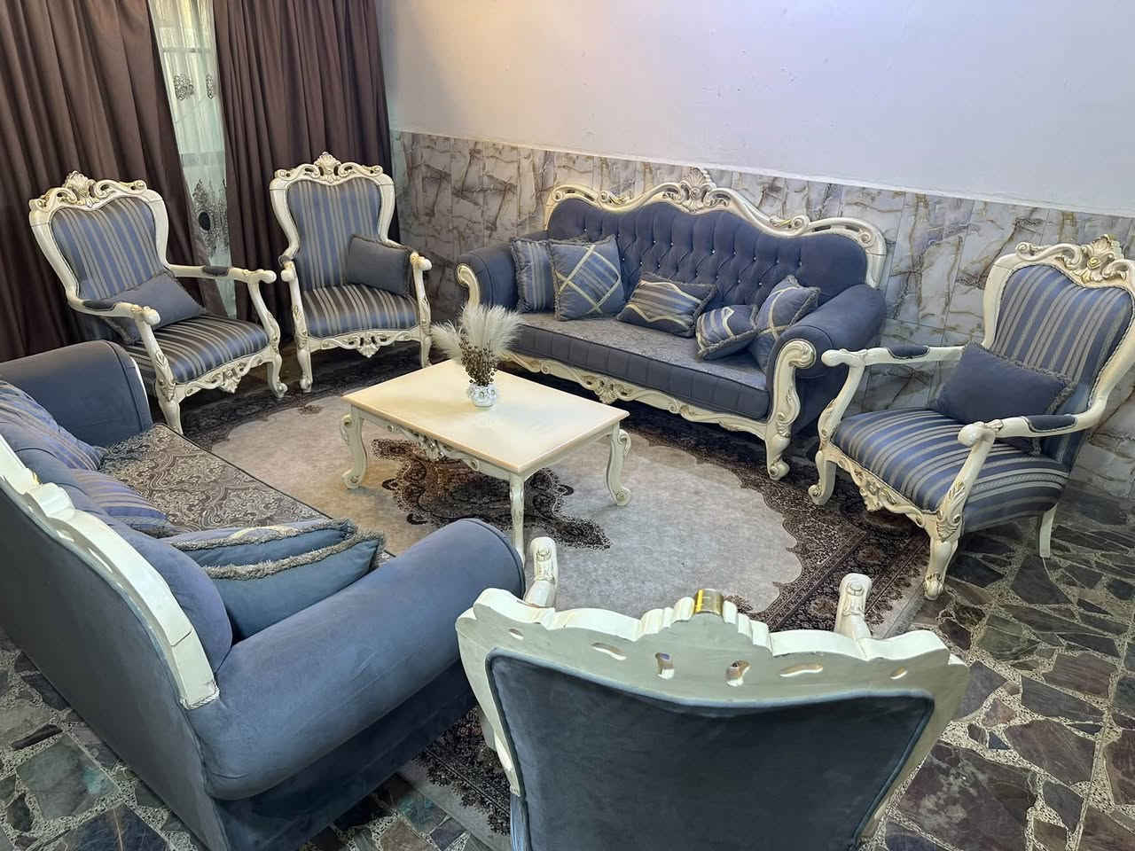ملكي تركي خشب زان عشر مقاعد مع وسطيه نظيف جداً السعر ٩٠٠ مكانه المنصور ***********
