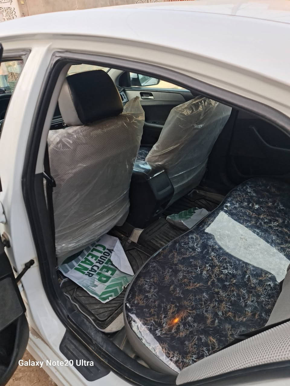 السلام عليكم سوناتا امريكي باسمي الرقم الجديد بابل  
سوناتا موديل 19 محرك 2400 GDI رقم بابل. مواصفاته. 

تحكم كامل بلمقود 

مانع انزلاق 

مثبت سرعه 

اوامر صوتيه 

كامره خلفية 

كشنات تدفئه 

رادارات جانبيه 

رادار خلفي 

تخم تاير جديد 

تغليف الارضيه بلكامل 

تغليف الكشنات 

ادامه منظومه الاحتراق بلكامل 

وبعد بيه هواي مواصفات. 

مكفوله من اللغد والشواصي والتكم. 

السياره مناقصه برغي بفظل الله. 

تبريده خير من الله. 

كهربائيته كله بلادي. 

ترهم مراوس اوبيع 

120

***********

نص مكتوب في الصور:
- Galaxy Note20 Ultra