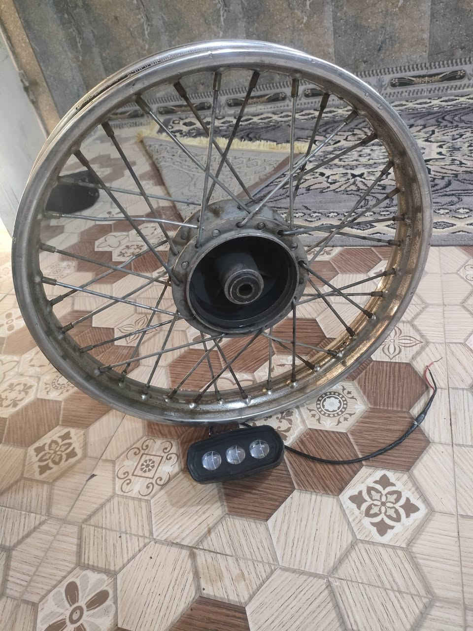 ويل خلفي نضيف مع لايت زنون لون اصفر فقط
اثنيهن 20  الف 
الويل يحتاج تصفية مابي سيم نقص بس تصفية تكدر تشدة طبيعي بس يسوي هزة خفيفة بلدراجة عنوان الامن الداخلي ***********
