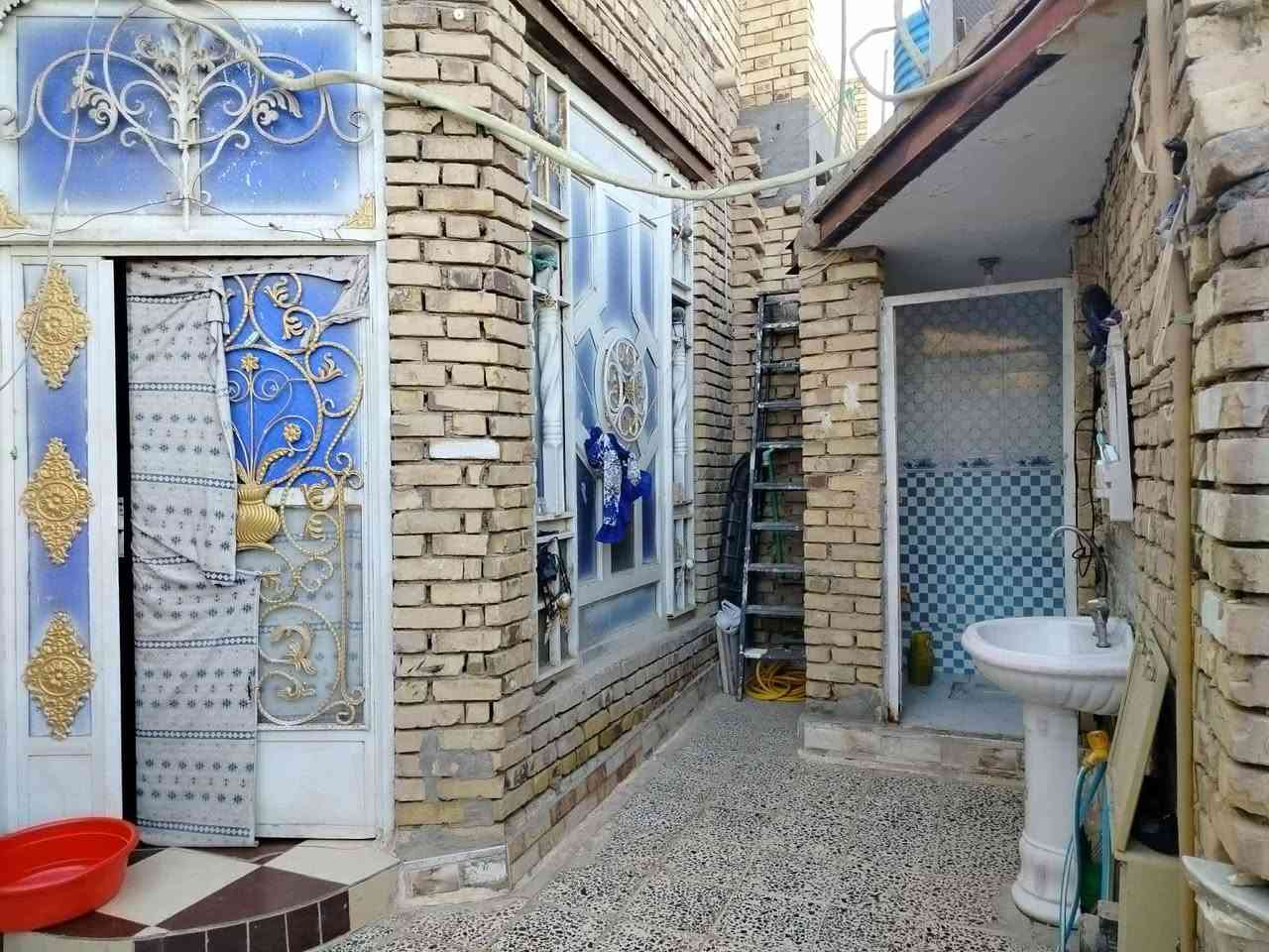 بيت طابو للبيع
المساحه 140 متر
المكان ع الحولي قرب يم محطة الكهرباء الجديده ع الساحه 
بناء عگاده طابقين 
الطابق الاول استقبال 7 × 4
مطبخ 4×4
صاله 6×4
غرفتين الاولى 6×3ونص والثانيه 5×3
ومنورين + حمام 
الطابق الثاني غرفتين نفس قياسات الجوه + صاله 5×4 
والبقيه غرفتين هيكل كما موضح ب الصور 
السعر :  130 
الرقم ***********
