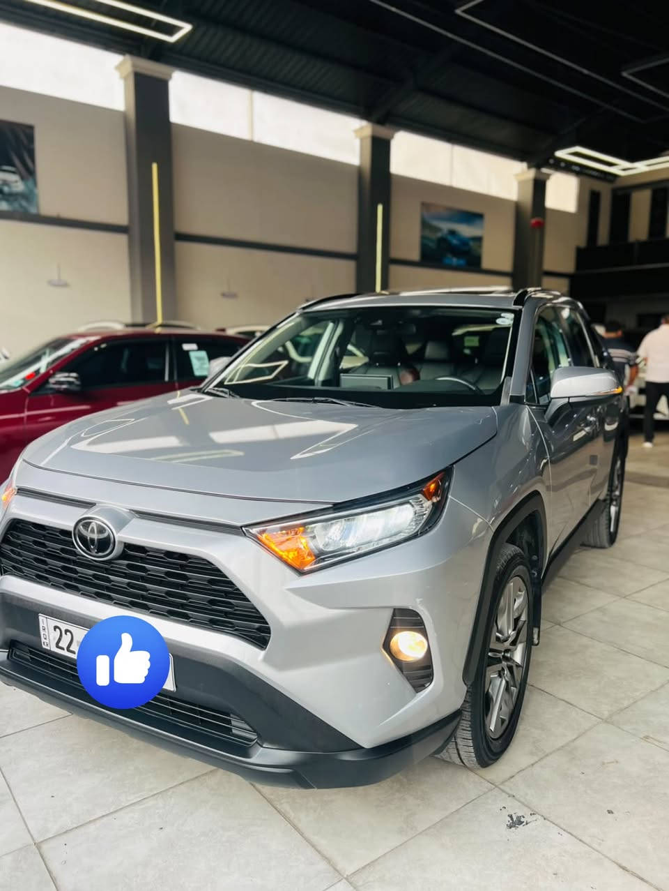 سيارة تويوتا راف فور (Toyota RAV4) موديل 2021 بفئة XLE AWD وتجهيزات فول مواصفات (واحد على واحد) تأتي بلمسات وتكنولوجيا ممتازة تجمع بين الاعتمادية والرفاهية.
المواصفات الفنية والمحرك
 المحرك: 4 سلندر بسعة 2.5 ليتر (تولّد قوة تقارب 203 حصان).
 ناقل الحركة (الكرك): أوتوماتيكي من 8 سرعات.
 نظام الدفع: دفع رباعي مستمر (AWD) يمنح ثباتاً ممتازاً على مختلف الطرق.
المواصفات الخارجية واللون
 اللون: رصاصي (Grey/Silver).
 اللوحة (الرقم): أربيل جديد.
 المرايا الجانبية: تحتوي على إشارات انعطاف (أشاير بالمرايا) مع خاصية طي وتعديل كهربائي وتدفئة.
 الصندوق الخلفي: فتح وإغلاق كهربائي بالكامل.
 نظام الدخول: بصمة للفتح والدخول الذكي بدون مفتاح مع زر تشغيل المحرك (Push Start).
المواصفات الداخلية والراحة
 المقاعد (الكشنات): جلد باللون الأسود.
 أنظمة المقاعد: تدفئة وتبريد للمقاعد الأمامية (حار / بارد) مع تحكم كهربائي لمقعد السائق.
 شاشة العرض: شاشة تعمل باللمس تدعم نظام Apple CarPlay و Android Auto.
 نظام التكييف: أوتوماتيكي ثنائي المناطق مع فتحات تكييف خلفية.
أنظمة الأمان والسلامة الذكية
 نظام التوقف الذاتي / التلقائي (Automatic Braking): نظام التوقف عند الطوارئ للحد من الاصطدامات الأمامية.
 نظام السلامة Toyota Safety Sense:
 رادار تفاعلي لتحديد المسافة ومثبت سرعة ذكي.
 نظام التنبيه عند الخروج من المسار ومساعد البقاء فيه.
 نظام كشف النقاط العمياء (Blind Spot Monitor) والتنبيه عند المرور الخلفي
***********

‭***********‬

