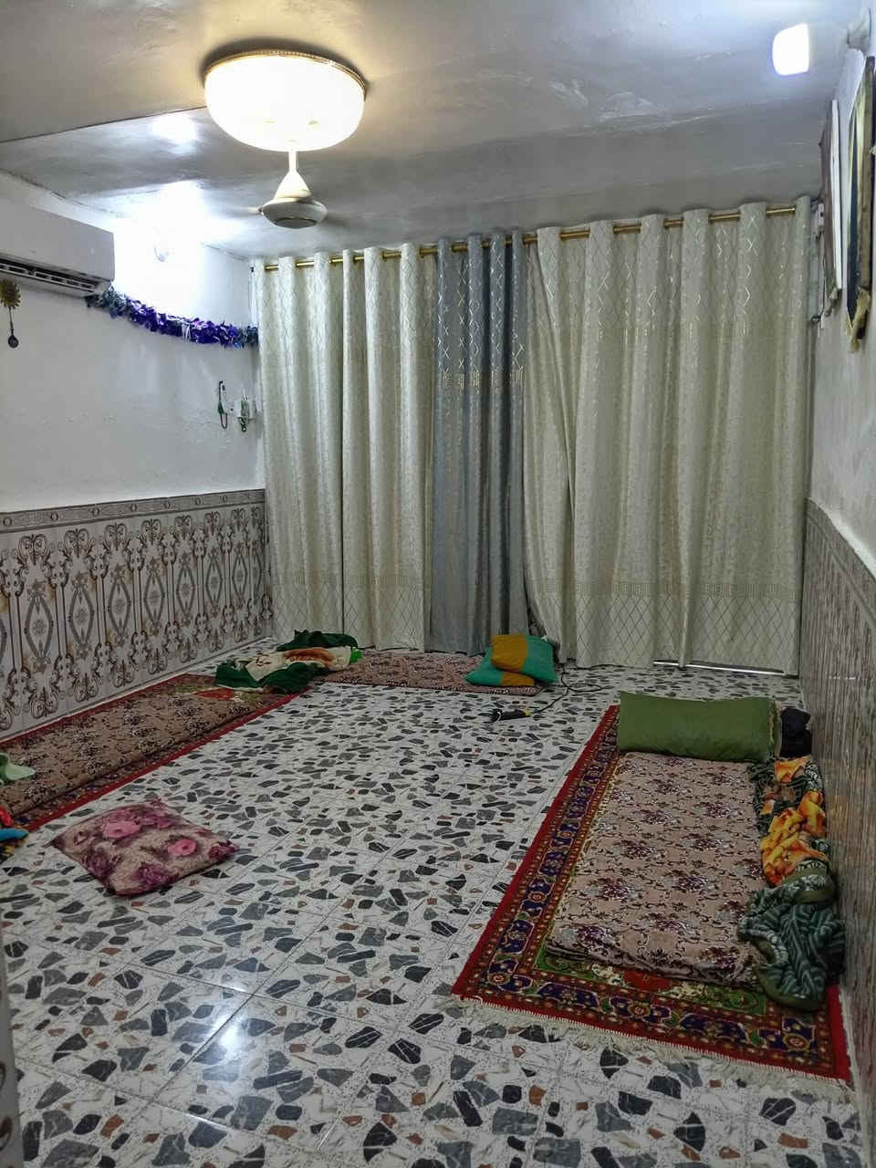 بيت مساحه 300م مع ارض 70م بسعر 22 مليون في حي الجوادين
مساحته 300..... عكاده.... كلش حلو
مقابل مستوصف حي الجوادين 🛑 
البيت بي غرفتين نوم صاله مطبخ حار ومطبخ بارد وستقبال خارجيه صحيات خارجيه مخزن خارجي
مساحه كراج جبيرة
اضافة قطعة ارض ضمن البيت مساحه 70متر
***********
