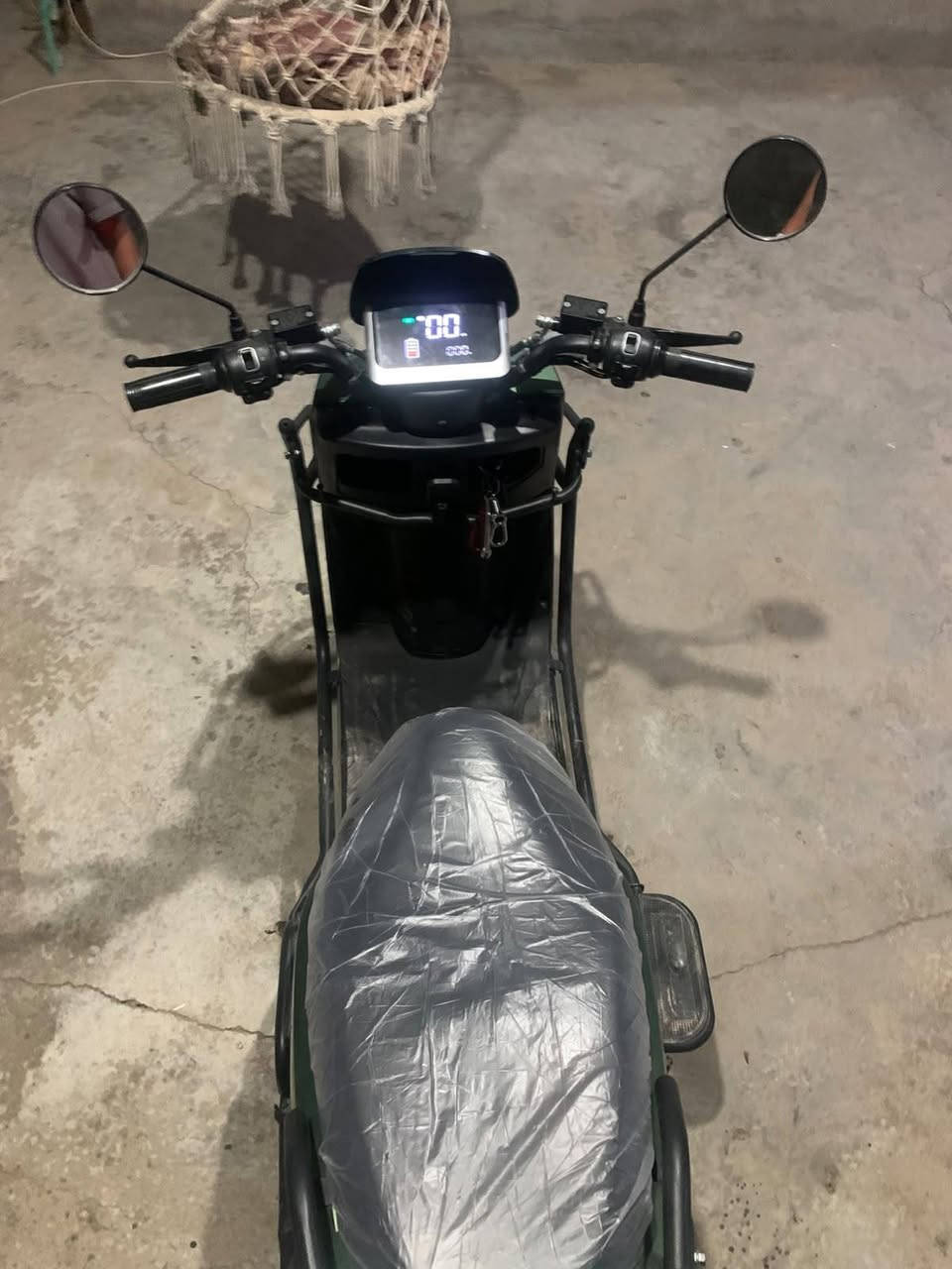 السلام عليكم ورحمة الله وبركاته ✋
​للبيع دراجة كهربائية SAW جديدة زيرو موديل 2026 🛵⚡
​الدراجة كاملة جاهزة للعمل والاستخدام، مجهزة ومدرعة بالكامل وبحالة الزيرو.
​المواصفات:
​النوع: SAW (أخضر زيتي مميز)  
​الموديل: 2026 (جديدة زيرو)
​البطارية: 6 باتري (قوة ومدى ممتاز)
​التدريع: دراجة مدرعة بالكامل ومحمية بدعاميات  
​الإضاءة والكهربائيات: الكهربائيات شغالة 100%، إضاءة أمامية LED قوية (بدون لايت خلفي)  
​أنظمة الأمان: تحتوي على نظام البارك (Park System)
​التخزين: تحتوي على صندوق وسط + صندوق خلفي كبير  
​الملحقات: مرايات جانبية ودعاميات حماية كاملة  
​السعر: 675 ألف (وبي مجال بسيط) 💰
العنوان: بغداد - بسماية (قرية 10) 📍
رقم الهاتف / ***********
