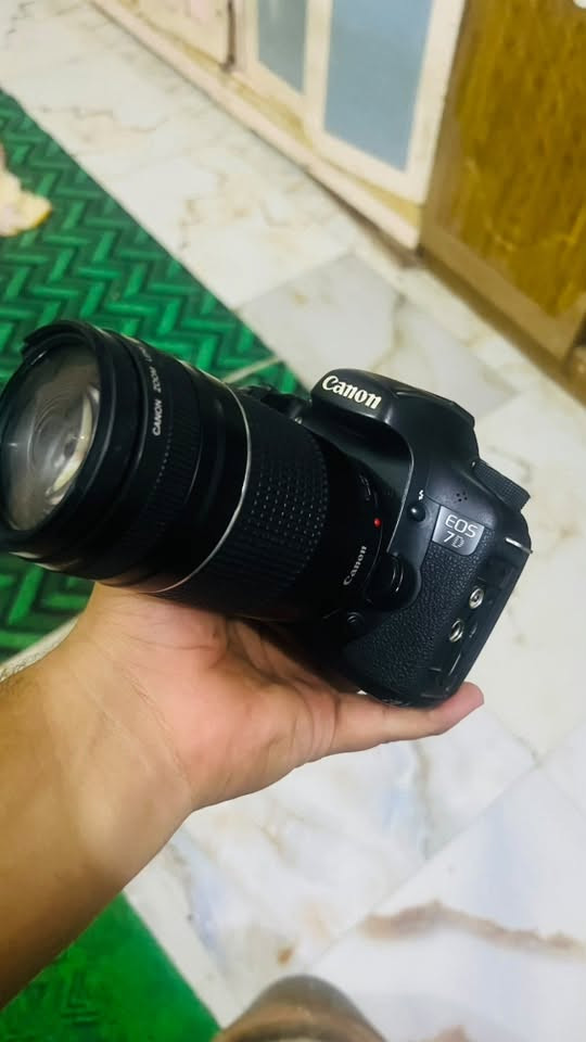 كانون D7 mark1
كامره نضيفه جداً وياه زوم 75/300 بي كسر بل اطار مو بل عدسه وما مأثر ابد بطاريه وجنطه وكيبل نقل وشاحنه سعر 600 تواصل واتساب ***********
