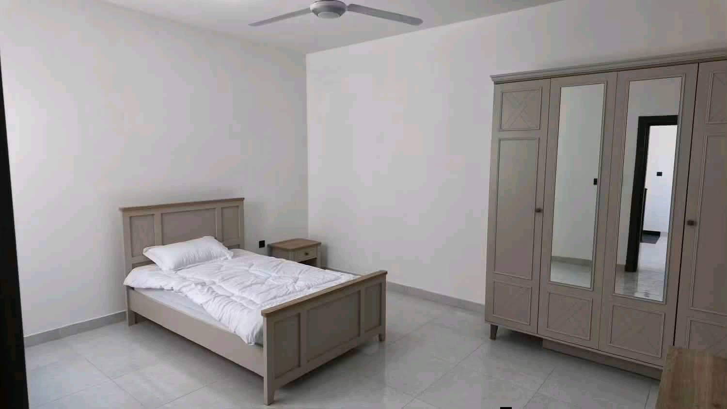 ✨فرصة مميزة للسكن أو الاستثمار في مجمع نيروز السكني✨ 

📍 دار للبيع في مجمع نيروز السكني
🔹 المساحة: 160م² 
💰 السعر الكلي: 153 مليون دينار
✅ الواصل: 48 مليون دينار 
🗒️تفاصيل الدار : يحتوي الدار على طابقين غرفة في الطابق الأرضي و غرفة في الطابق الأول و حمام و صالة و استقبال و مطبخ و كراج و حديقة داخل المنزل.   

🚩موقع المجمع : شارع نجف كربلاء عمود 110  مجاور علوة النجف 

📩 للاستفسار والحجز: راسلنا عبر الصفحة أو عبر الواتساب:
📞 ***********
📞***********