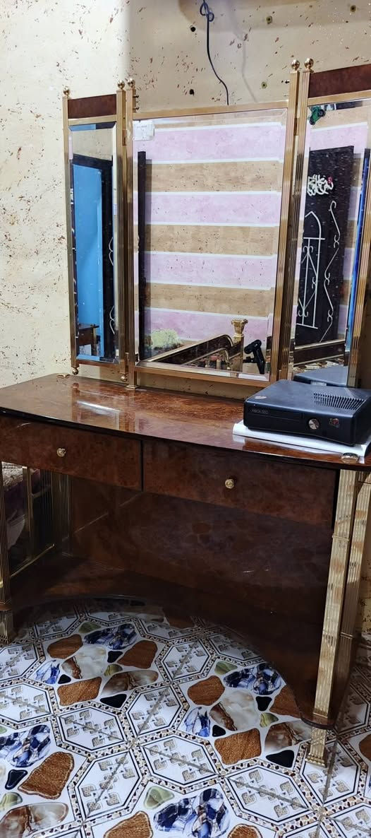 جرباية قياس 220×190 / ميز مراية / مجر عدد اثنين 
قويات كلش حديد ثقيل 
ميز المراية الجرارت مالته محتاج ادامة فقط هذ الي بيهن 
اما اباقيات نظيفات كلش حتى الجرباية والمجرات
اشتريتهن من سفان انتقلت لبيت جديد المشكلة بجرباية كلش قياس ما يناسب وضعي بالغرفة
المكان البصرة الزبير
السعر 300
للتواصل *********** واتساب

