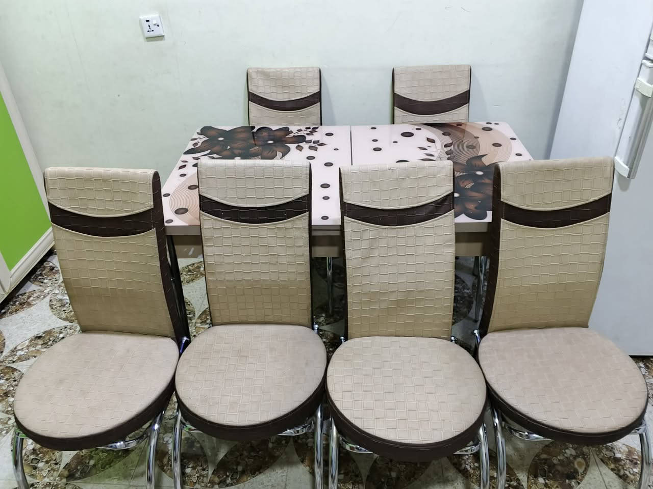 سلام وعليكم ميز مع ٦ كراسي للبيع مستعمل بس نظيفات السعر ١٠٠ والاتصال على هذا الرقم ***********
