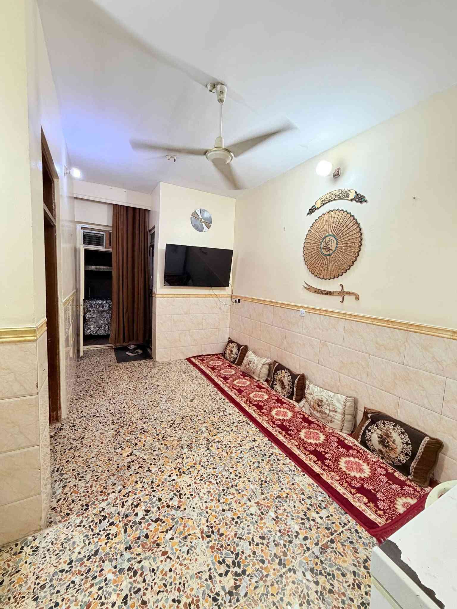 دار 100م زنجيل للبيع طابقين
واجهة 7.15 سم
والنزال 14
طابو صرف زراعي سند 25 (سهم بأسمي بالسند )
الطابق الأرضي: استقبال + غرفة نوم  + حولي + مطبخ + حوش خارجي + 2 حمامات سقف مسلح والبناء طابوق . 
الطابق الثاني :
ماكامل فقط انارة
الصطح بي مخزن مع غرفة سندويش وملبوخة الستارة والبتونة
مثل ماموضح بالفديو والصور
 العنوان :  الشعلة الدوانم مقابل قطاع السابع
قرب حسينية حبيب ابن مظاهر
تفاصيل اكثر ... 
هاتف ‏‪***********
