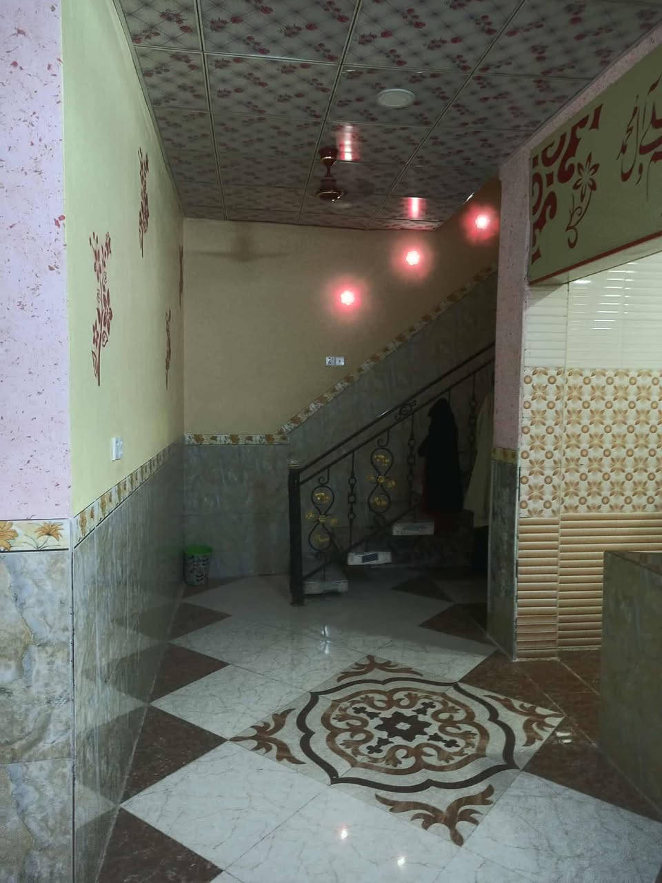من رخصت الادمن بيت للبيع حي الامين خلف محطة الشموس شارع العيساوي للسيراميك الفرع الثاني شارع  كافة الخدمات كهرباء ماي مجاري تبليط باب  مساحته 135متر طابقين كونكريت مسلح بناءب2016 محتويات البيت طارمه وبراني وصاله ومطبخ حار بارد ارضيه بورسالين جداري سيراميك سقوف ثانويه حمام  @إشارة  الطابق الثاني غرفتين 3×4 والغرف الثانيه 4×4 وصاله جبيره حمام اللسطح شتايكر جديد للعلم ينباع مع البيت سبلت 2طن و8 مراوح و كيزر حجم كبير توني شده الثقلين السعر( ٧٠ ) مليون بي مجال للشراي تحويل سهم بأسم المشتري  حي الامين اول خلف محطة الشموس شارع العيساوي للبورسلين والسيراميك الفرع الثاني مقرنص  فقط)استفسار اتصال او واتساب الرقم ***********  يارزاق ياكريم
