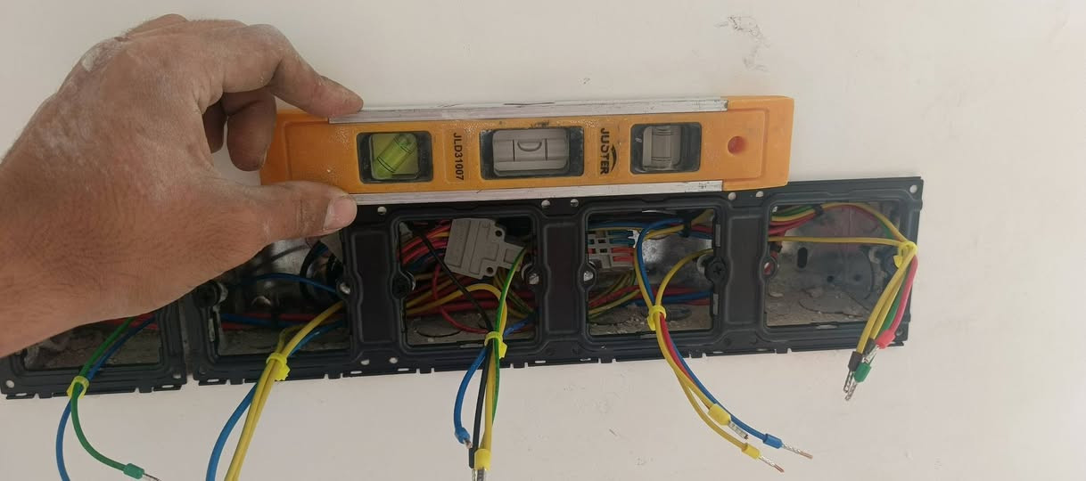 السلام عليكم
كهربائي متفرغ للعمل، وشغلي خير من الله سعر النقطة السيمنز 3 الاف دينار، شغلي كله (شناطة، بوتلس، كونكتر) 
ومن الله الرزق والتوفيق 
للتواصل  📞 ***********
