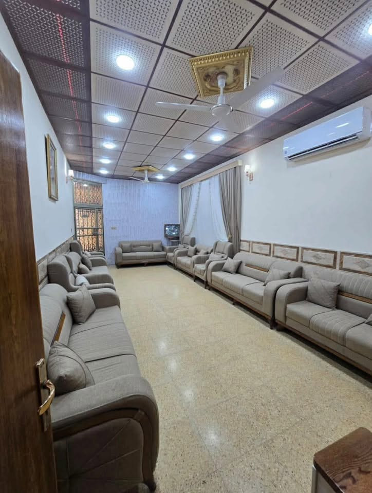 سلام عليكم
بيت للبيع فـــــي التقيه الثالثه مقابيل ساحه التوديع 
200 متر  •ركن •تبليط •اناره ليليه • طابقين •كونكريت •
اربع غرف نوم •مطبخ حار و بارد 
استقبال •صحيات في الطابق الثاني وال اول 
+بير عدد 2 
صاله فوك وجوه 
بيت ماناقصه اي شي
***********
سعر 110
