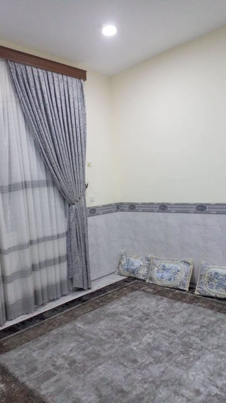 🏠 للبيع بيت زراعي - حي ناظم / السماوة
اقرار محكمة - بناء درجة أولى
المساحة: 100 م²
البناء: كونكريت مسلح صب كامل - مو بلوك
التقسيم: غرفة نوم + هول + براني + مطبخ + صحيات
السطح: كامل اشتايكر
الخدمات: ماء + كهرباء
بيت نظيف، شغل درجة أولى، جاهز للسكن مباشرة
السند: 25 زراعي اقرار محكمة
السعر (55) قابل للتفاوض
للاستفسار الاتصال ع الرقم (***********)
