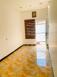 محل للايجار طابق ارضي مصبوغ كامل ونضيف  يحتوي على حمام  كامل  العنوان ...
