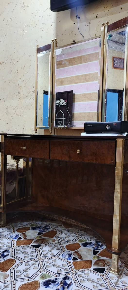 جرباية قياس 220×190 / ميز مراية / مجر عدد اثنين 
قويات كلش حديد ثقيل 
ميز المراية الجرارت مالته محتاج ادامة فقط هذ الي بيهن 
اما اباقيات نظيفات كلش حتى الجرباية والمجرات
اشتريتهن من سفان انتقلت لبيت جديد المشكلة بجرباية كلش قياس ما يناسب وضعي بالغرفة
المكان البصرة الزبير
السعر 300
للتواصل *********** واتساب
