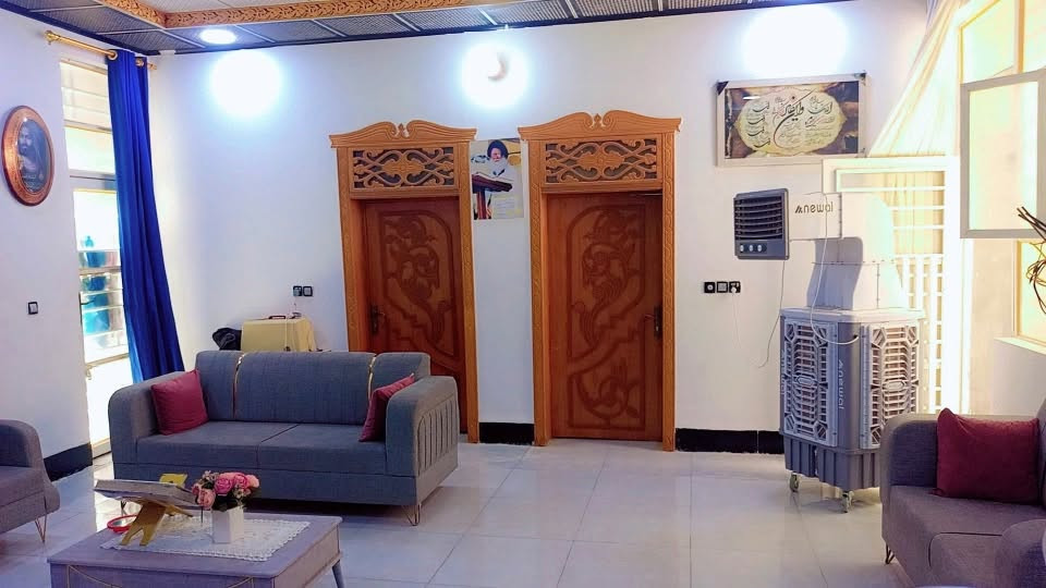 للبيع او مراوس 
بيت مساحه ٢٠٠ متر بناء رجه اولى 
في مجمع بيتي الثاني سند حر بسمي 
بناء طابوك سقف صب كونكريت سنه البناء ٢٠٢٤

مراوس بحي الانصار او القدس حتى اذا اكو بيت مطلوب مو شكال 
***********
