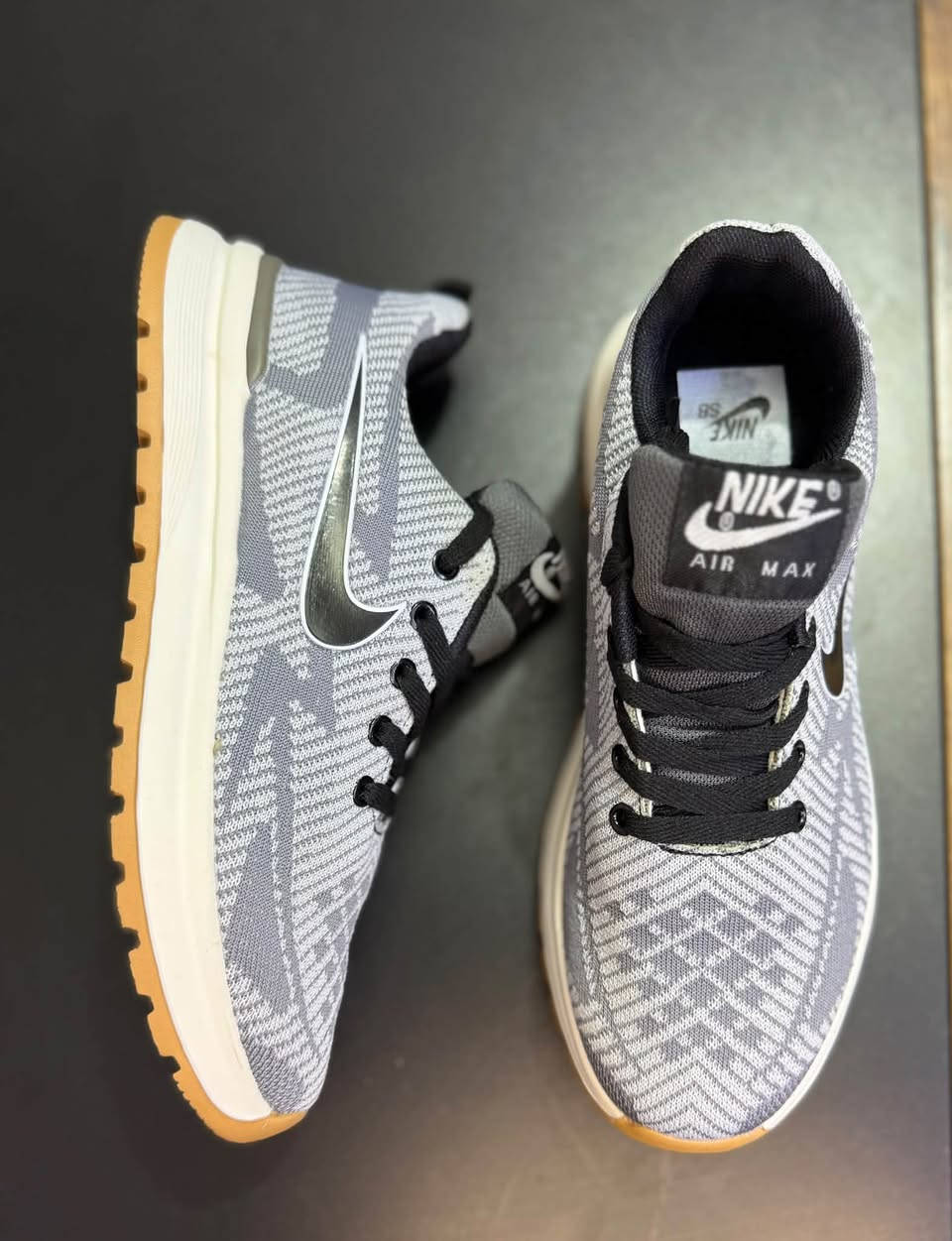 احذية فيتنامي اصلي 👟✨

متوفر قياسات 40-41-42-44✨

توصيل جميع محافظات العراق ✨

لحك تصفيه سعر القطعة 15 الف قطعتين 20 ✨

نص مكتوب في الصور:
- NIKE INNOVATE YOUR RUN