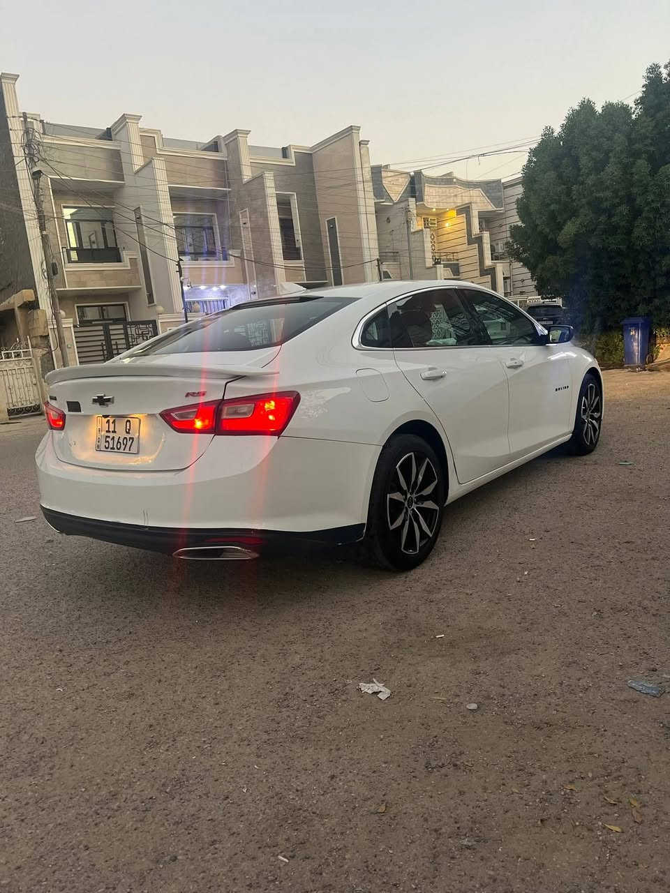 السلام عليكم سياره ماليبو بيضاء2022 مواصفات الار اس سياره حادثها صندوق خلفي بارد فقط+الشباك الامامي شويه مكسور منه بدون ايرباك ولا صبغ سياره حلوه و نضيفه ماشيه89الف كيلو سعر 125و بي مجال متواجد واتساب ***********

