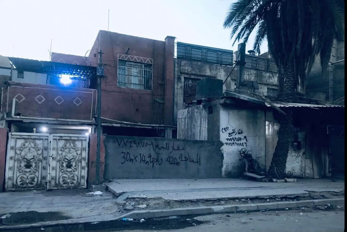 عقار للبيع: المساحة 420m واجهة 14m وطول 30m
العنوان: شارع فلسطين / محلة 503 حي النيل قرب مجسر بيروت
ملحقات العقار: قديم يصلح قطعة ارض يباع حسب تقطيع مثلا ( واجهة 7م وطول 30م ) مساحة 210م قسمين من اصل 420م حسب شرح مفصل بالفيديو. 
 ⭕️ ملاحظة: مساحة العقار بالأصل 600م واجهة 20م وطول 30م 
لكن انباع منه 180م بواجهة 6م وطول 30م 
المتبقي من مساحة: 420م الواجهة 14م وطول 30م تباع حسب تقطيع. 
للاستفسار اكثر معرفة السعر: *********** ✅ متوفر واتساب.
