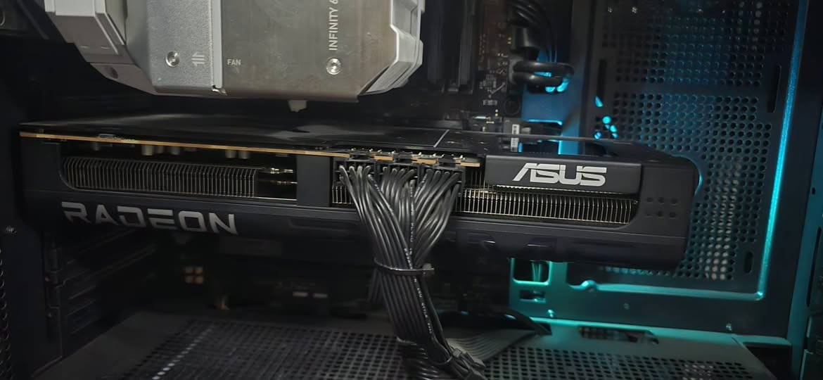 سلام عليكم تجميعة مستعمله للبيع
مواصفات  

:
🖥️ Intel Core i7-14700KF
🎮 ASUS RX 9070 XT 16GB
📡 ASUS TUF B760-PLUS WIFI
⚡ RAM DDR5 16GB 6000mhz
💾 NVMe SSD 2TB
🔋 Thermalright TG850 850W Gold
❄️ AG620 Infinity Cooler
✨ SAMA Case

تجميعه استعمال بسيط 

سعر 2500 وبي مجال للشراي

مكاني بغداد شالجيه لا يوجد توصيل 
للتواصل واتساب او اتصال فقط. ***********
