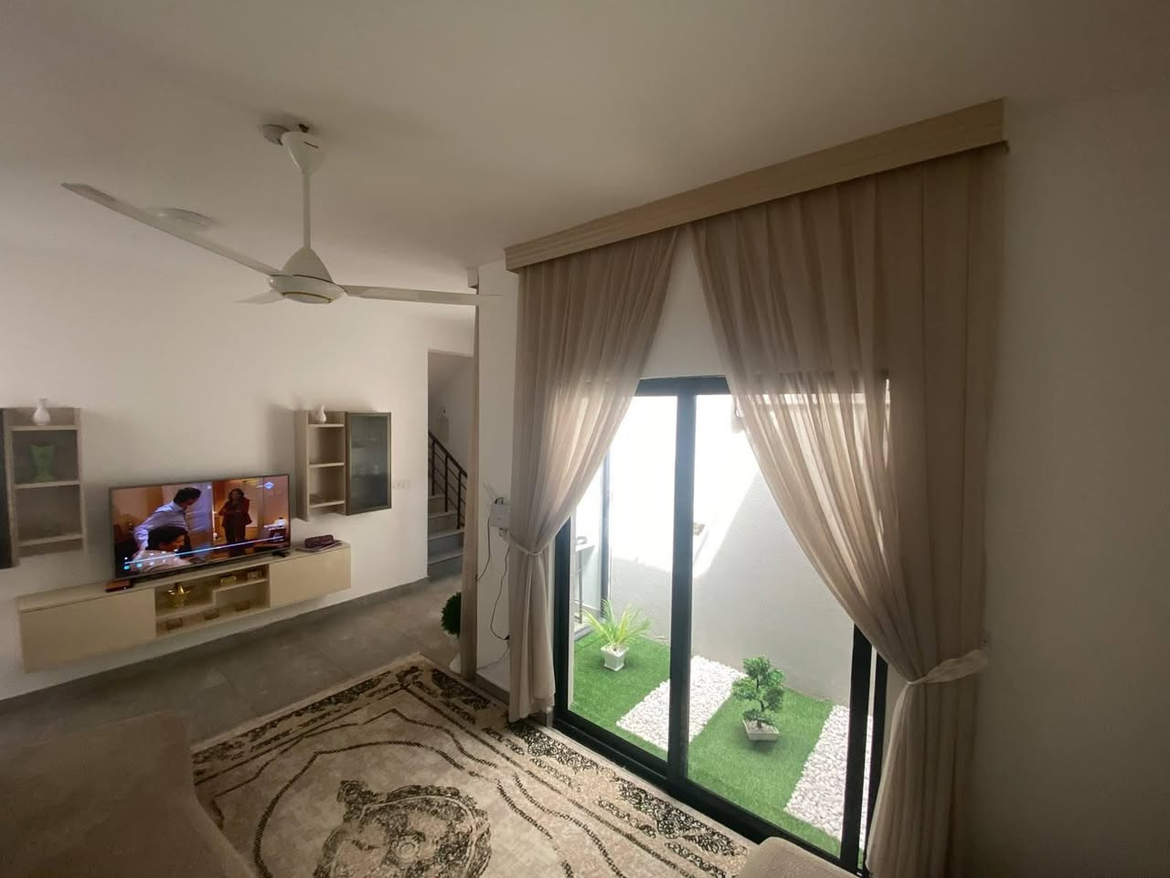 بيت للبيع مساحه ٢٠٠ متر في مجمع اللؤلؤة السكني طابو صرف سند ٢٥ باسمي المرحله الجديده بيت جديد جاهز للسكن يباع معه الاثاث كله من هوم سنتر والاجهزه وجميع الي بالصور مكان مميز امام حديقه النافوره 
البيت مكون 
مطبخ وصاله واستقبال ٣ غرف نوم حديقه خارجيه وحديقه داخليه بين الغرفتين
للتواصل على الرقم ***********
