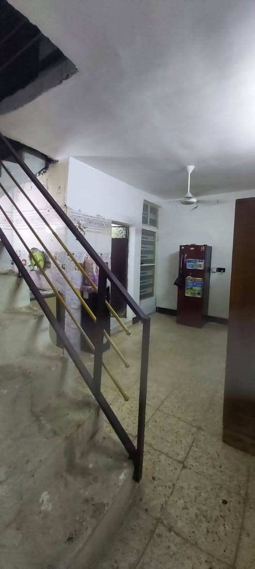 السلام عليكم بيت مساحه 90 متر ركن يحتوي على كراج تواليت خارجيه استقبال هوا حولي هوا مطبخ غرفه نوم ترك حمام داخلي درج وبيتونه وسطح بيت صب مسلح السعر 35 وبي مجال مكان منطقة الاصلاح قرب اسواق ابو حسن الاسفسار ***********
