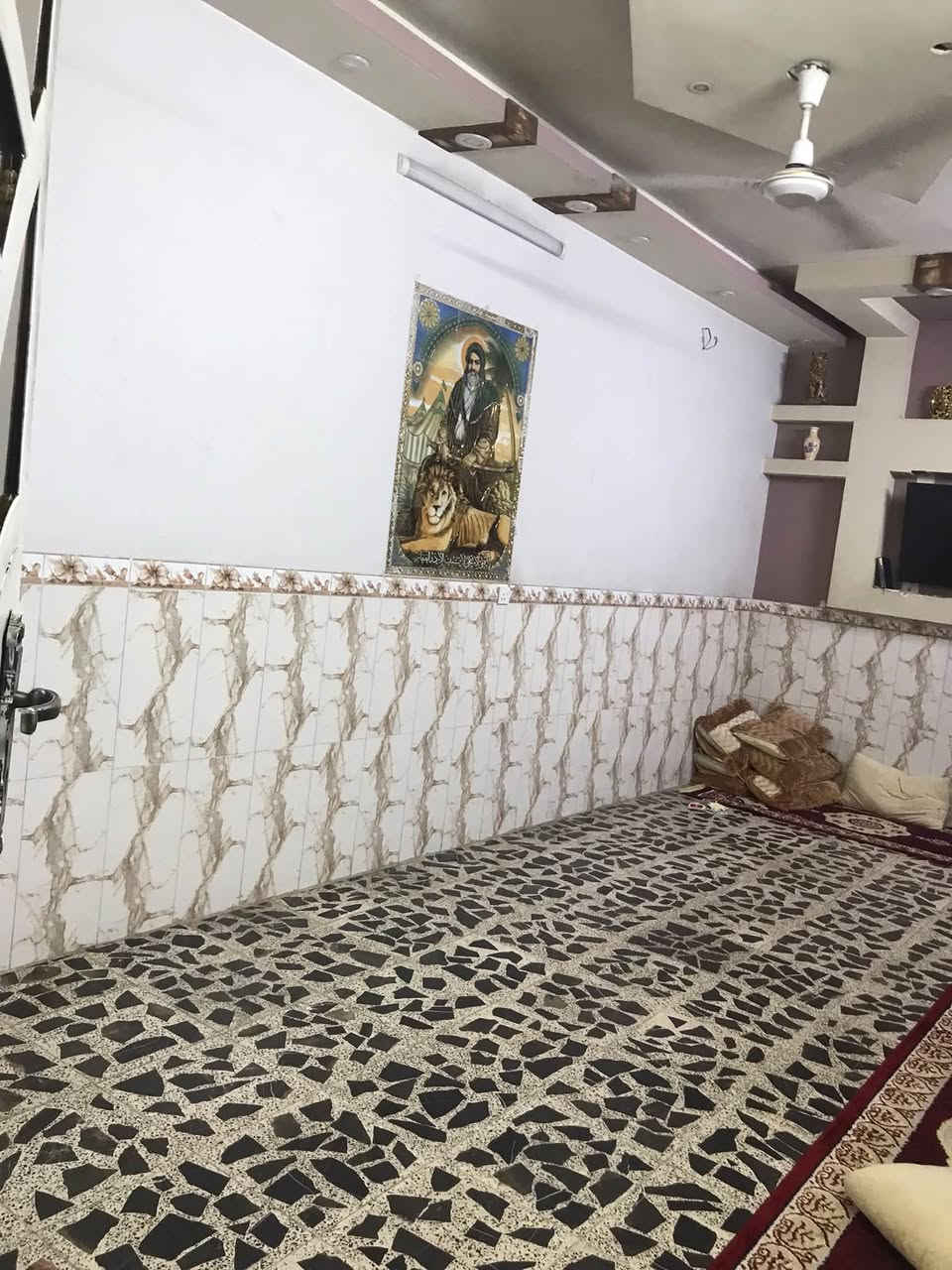 السلام عليكم/دار للبيع الاورفلي مقابل جامع المصطفى من جهةٍ المدارس يعني الجهة المقابل الجامع المساحة ١٥٠م الواجهة ٦م النزال٢٥م سند مستقل طابقين الطابق الاول گراج و استقبال وعرفة نوم وصالة ومطبخ حار  ومطبخ بارد ومنور صحيات خارجية وصيحات داخلية الطابق الثاني ثلاث غرف نوم وصحيات للاستفسار ***********
