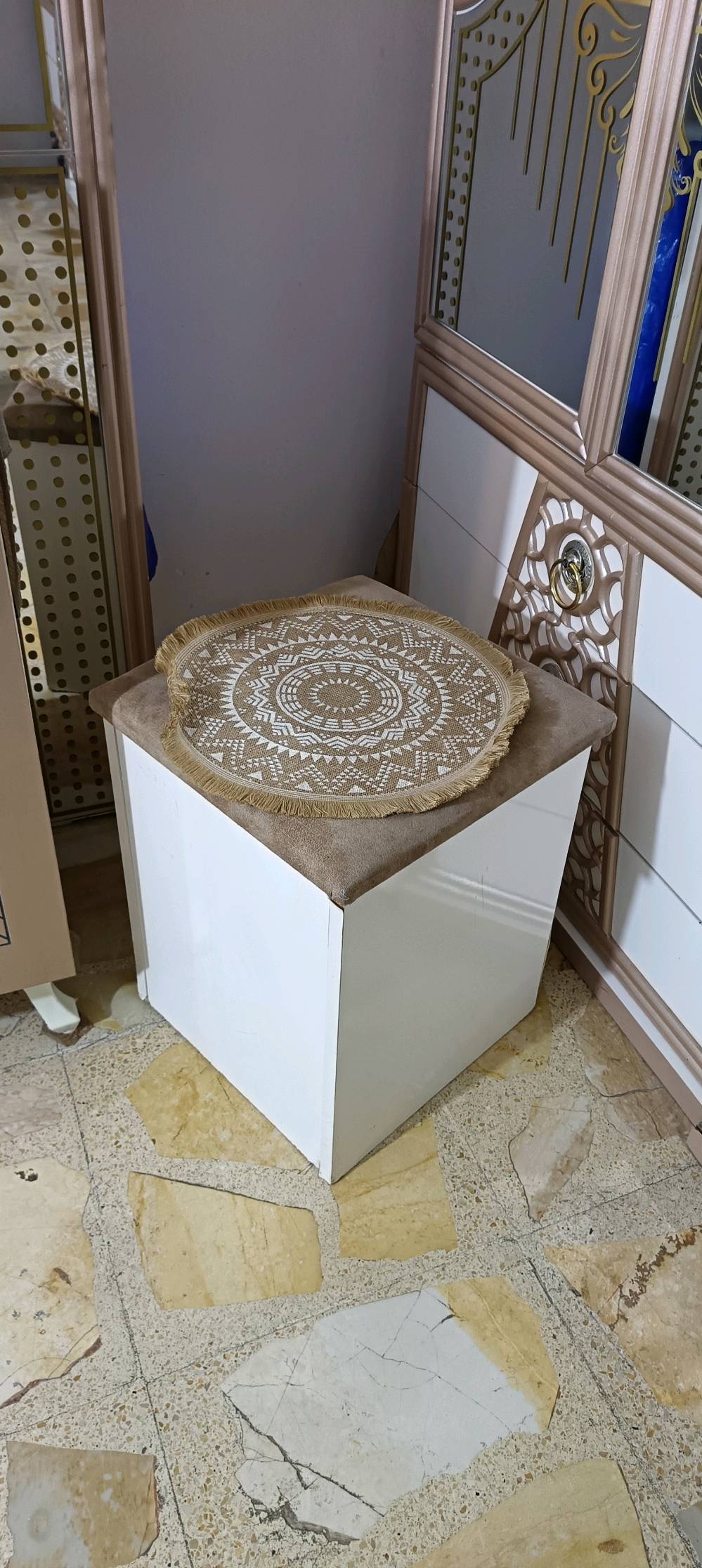 غرفه للبيع السعر 900 وبي مجال لطيبين تسعه قطع عنوان شعب بغداد
شلون حالة الغرفة بشكل عام؟ بيها خدوش، كسر، تقشير، أو أي جزء يحتاج تصليح؟: 
نضيفة 
تگدر تذكر شنو القطع التسعة بالضبط؟ يعني السرير، الدولاب، التسريحة، الكومدينات، لو شنو تشمل؟: 
نعم 