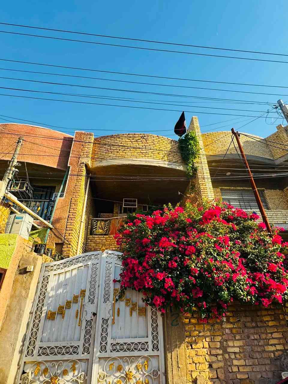 دار للبيع مساحه ١٠٠ متر في منطقة ال٥٠٠٠ شارع كراج الاسدي 
بيت على ساحه طابقين ٣ غرف نوم كامل من الداخل نفص فقط الواجهة البيت *********** او ***********
