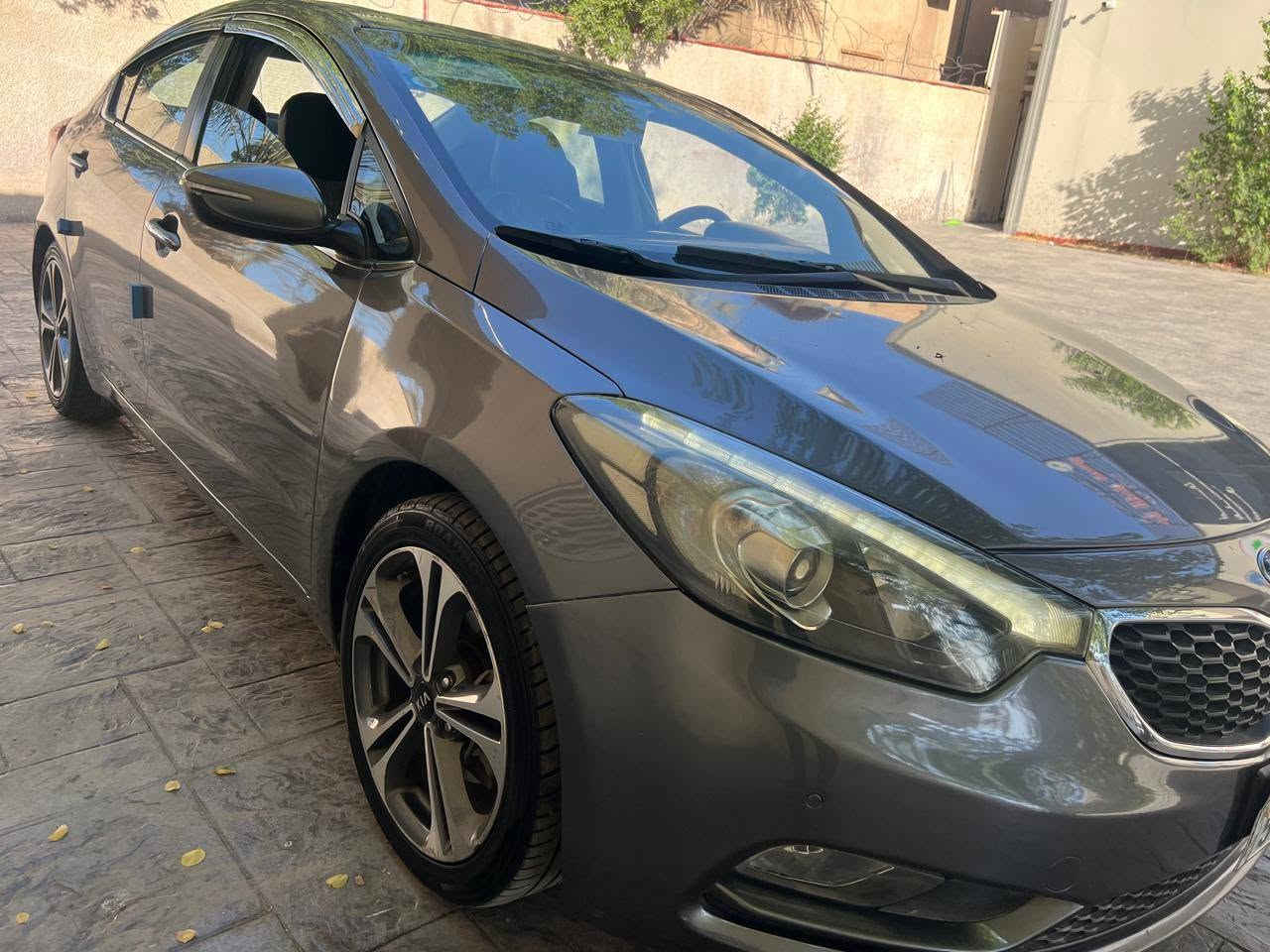 السلام عليكم للبيع كيا سيراتو خليجي ٢٠١٦ فول مواصفات محرك ١٦٠٠ دوش بصمة تشغيل وأبواب وجنطة فتحة سلايد روف كشنات جلد تبريد خلفي مري شفط وترحيب وأشاير فول تحكم شفتات استيرن تبريد بيانو شاشة حساسات امامي خلفي كامرة ويل كب ١٧ لدات امامي بك لايت لد ومحرك كير مكفول ع وضع الشركة تبريد ثلج تخم تاير باتري جديد وسنويه وهزة ورقم جديد بأسمي السيارة بيها صفحة صبغ + بنيد والباقي مكفول وشواصي ايرباك مكفولات سعرها ٩٨$ ورقة مكانها بغداد جانب الكرخ للاتصال ***********
