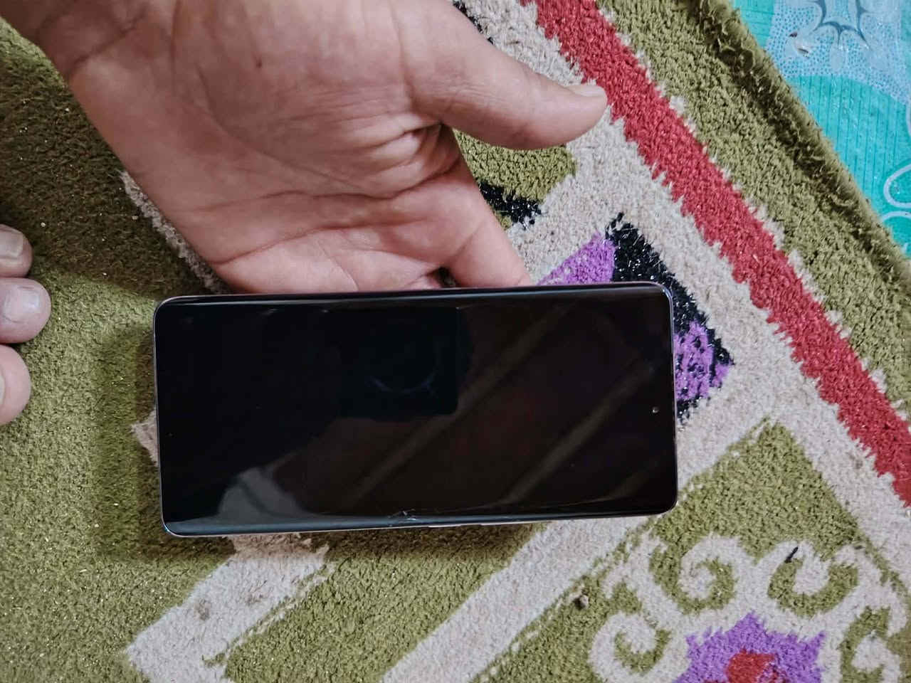 جهاز هونر اكس تسعه سي للبيع 
Honor X9 C
جهاز استخدام فتره قليله كارتونه موجوده
بي ضربة صغيره بطرف الشاشة موظحه بصورة
رايده ب300 وبي مجال
رقم *********** تواصل واتساب والي يحب ينطي سعر وراسله اني مكان ديوانيه
