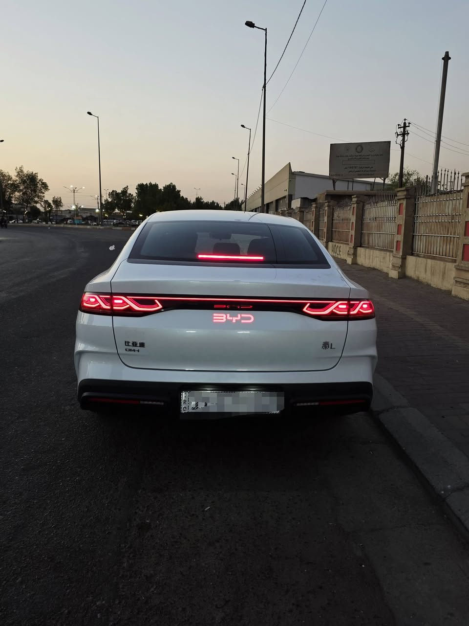 رجاء من تخابرني او تتواصل وياية اذكر نوع السيارة 
BYD QIN L 2024
بي واي دي كن L  موديل ٢٠٢٤
رقم بغداد
ماشية  13.000km 
بطارية 80km بالشحنة الوحدة 
مواصفات: 
كرسي كهرباء
٥ كامرات 
شاشة قلابة
وباقي المواصفات معروفة 
السعر :  24.250 مليون وبي مجال بسيط
العنوان : بغداد الكرخ
رقم الهاتف : ***********
