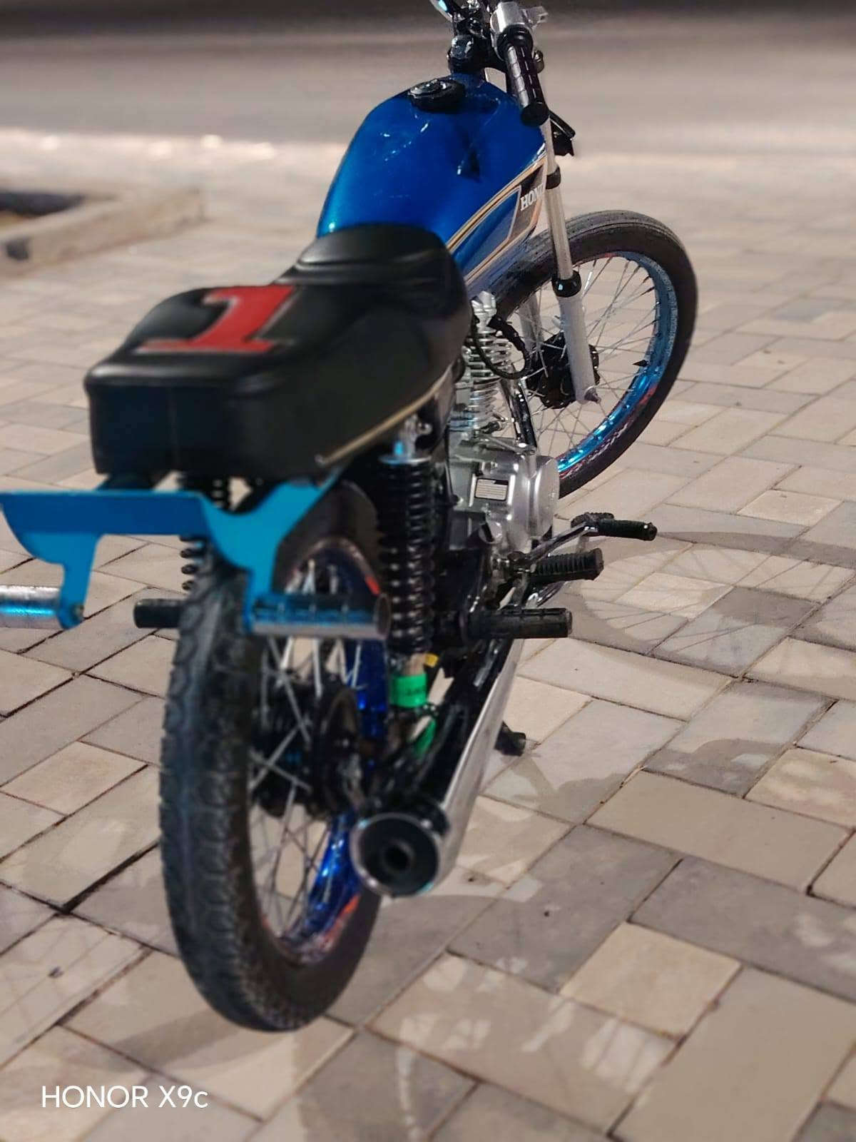 سلام عليكم درجة لبيع صارله 50يوم من معمره ***********ما بيه واتساب

نص مكتوب في الصور:
- HONOR X9c